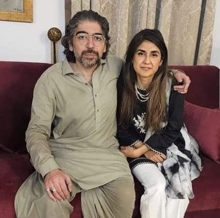 mkw72's tweet photo. عوام کو شعور بانٹنے والے، ایاز امیر کے بیٹے نے اپنی بیوی، سارہ انعام کو سر پر ڈمبیل مار مار کر قتل کر دیا تھا۔ اسے سزائے موت ہو چکی ہے اور عظیم پدلیہ اپنی روایت پر قائم پاؤں گھسیٹ رہی ہے۔ خادم ایویں ہی نہیں کہتا پھرتا کہ عورت پر لگنے والی ضرب کا واحد انصاف بدلہ ہے۔ اور کچھ نہیں۔ بدلہ لینے میں کم از کم چار برس نہ لگتے۔ عزت پر وار اور خون کا واحد انصاف بدلہ ہی ہے۔ وہ جو اس بات سے متفق نہیں، وہ مزید دھنیا پی سکتے ہیں۔