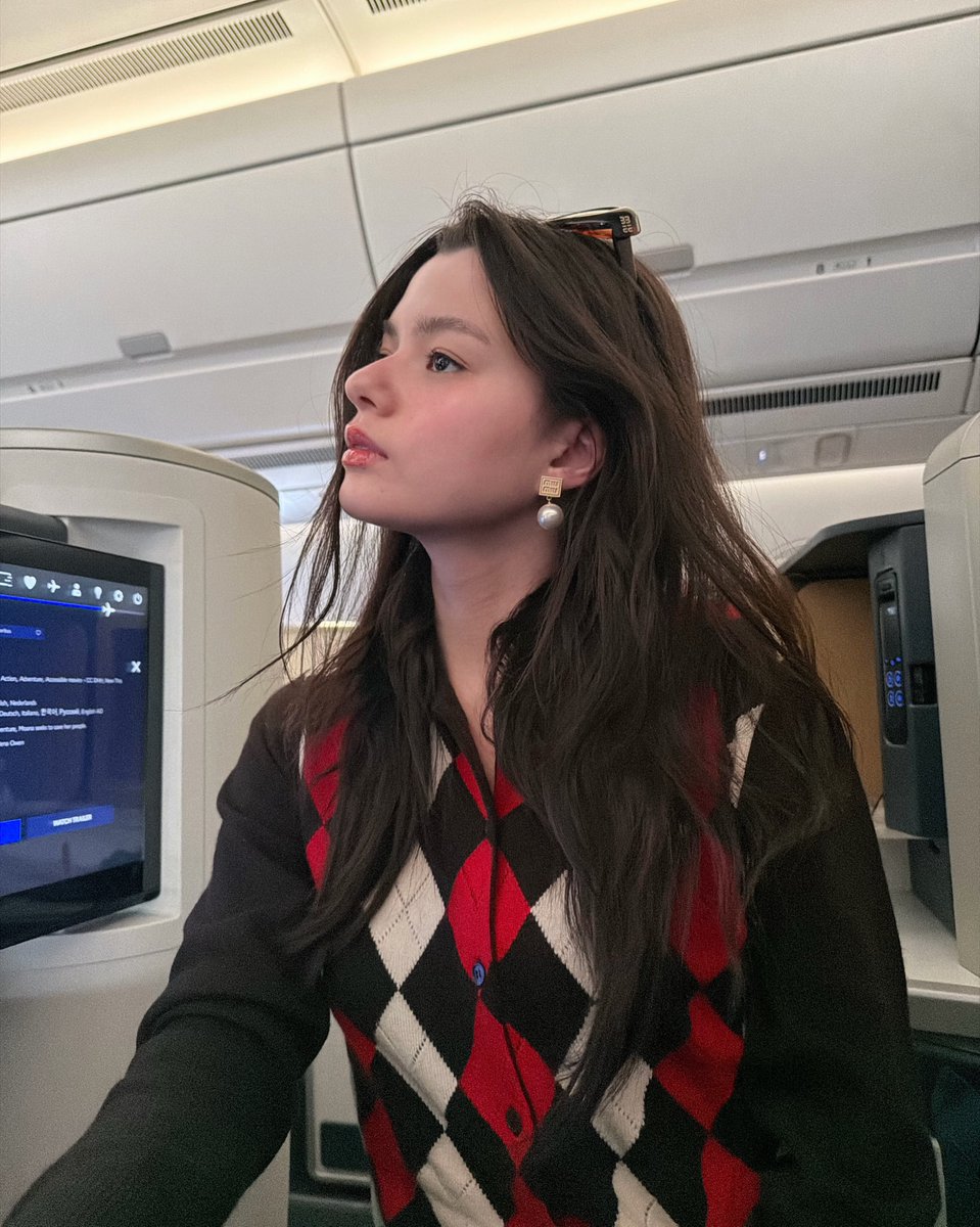 ployya48002's tweet photo. Oh wow! I love Becky's Miu Miu airport look.🩷👜

REBECCA FLY TO PFW MIU MIU
#MiuMiuPFWxBecky #MiuMiuSS27
#beckysangels
#ParisFashionWeek https://t.co/QRs3jGRjDC