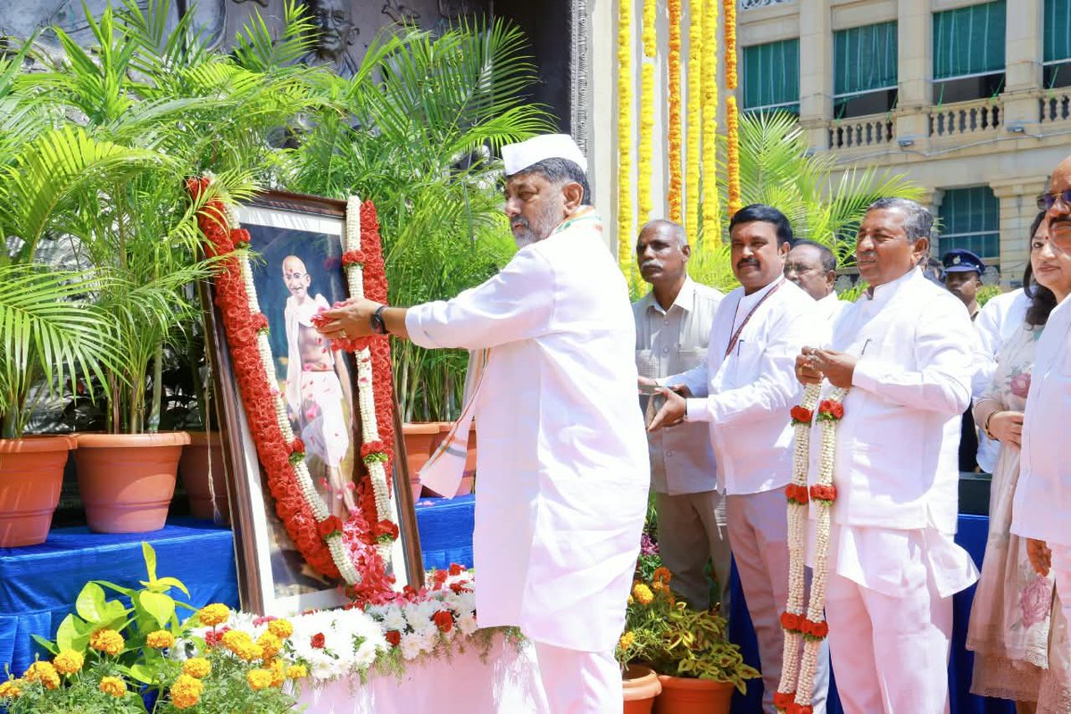 SWDGoK's tweet photo. ರಾಷ್ಟ್ರಪಿತ ಮಹಾತ್ಮ ಗಾಂಧೀಜಿಯವರ ಜಯಂತಿಯ ಅಂಗವಾಗಿ ವಿಧಾನಸೌಧ ಹಾಗೂ ವಿಕಾಸಸೌಧದ ಮಧ್ಯದಲ್ಲಿರುವ ಗಾಂಧಿ ಪ್ರತಿಮೆ ಬಳಿ ಮಾನ್ಯ ಮುಖ್ಯಮಂತ್ರಿ ಶ್ರೀ @DKShivakumar ಅವರು ಹಾಗೂ ಸಮಾಜ ಕಲ್ಯಾಣ ಸಚಿವರಾದ ಶ್ರೀ @KHMuniyappaklr ಅವರು ಬಾಪೂಜಿ ಅವರ ಭಾವಚಿತ್ರಕ್ಕೆ ಮಾಲಾರ್ಪಣೆ ಮಾಡಿ, ಪುಷ್ಪನಮನ ಸಲ್ಲಿಸಿ ಗೌರವ ನಮನಗಳನ್ನು ಅರ್ಪಿಸಿದರು. https://t.co/UqIqJuIYuZ
