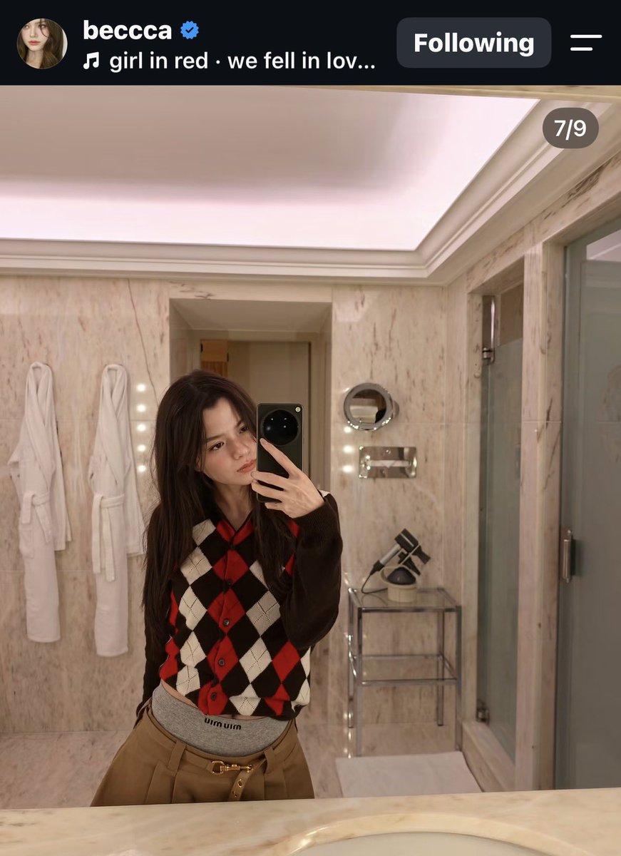 kieutou_serbia's tweet photo. Girl in red okaaaay 🤭

#MiuMiuPFWxBecky https://t.co/qAqMWKar7D