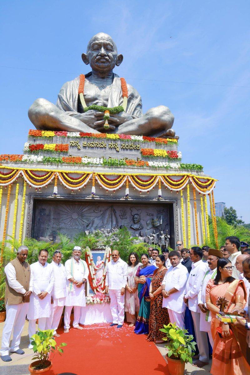 SWDGoK's tweet photo. ರಾಷ್ಟ್ರಪಿತ ಮಹಾತ್ಮ ಗಾಂಧೀಜಿಯವರ ಜಯಂತಿಯ ಅಂಗವಾಗಿ ವಿಧಾನಸೌಧ ಹಾಗೂ ವಿಕಾಸಸೌಧದ ಮಧ್ಯದಲ್ಲಿರುವ ಗಾಂಧಿ ಪ್ರತಿಮೆ ಬಳಿ ಮಾನ್ಯ ಮುಖ್ಯಮಂತ್ರಿ ಶ್ರೀ @DKShivakumar ಅವರು ಹಾಗೂ ಸಮಾಜ ಕಲ್ಯಾಣ ಸಚಿವರಾದ ಶ್ರೀ @KHMuniyappaklr ಅವರು ಬಾಪೂಜಿ ಅವರ ಭಾವಚಿತ್ರಕ್ಕೆ ಮಾಲಾರ್ಪಣೆ ಮಾಡಿ, ಪುಷ್ಪನಮನ ಸಲ್ಲಿಸಿ ಗೌರವ ನಮನಗಳನ್ನು ಅರ್ಪಿಸಿದರು. https://t.co/UqIqJuIYuZ