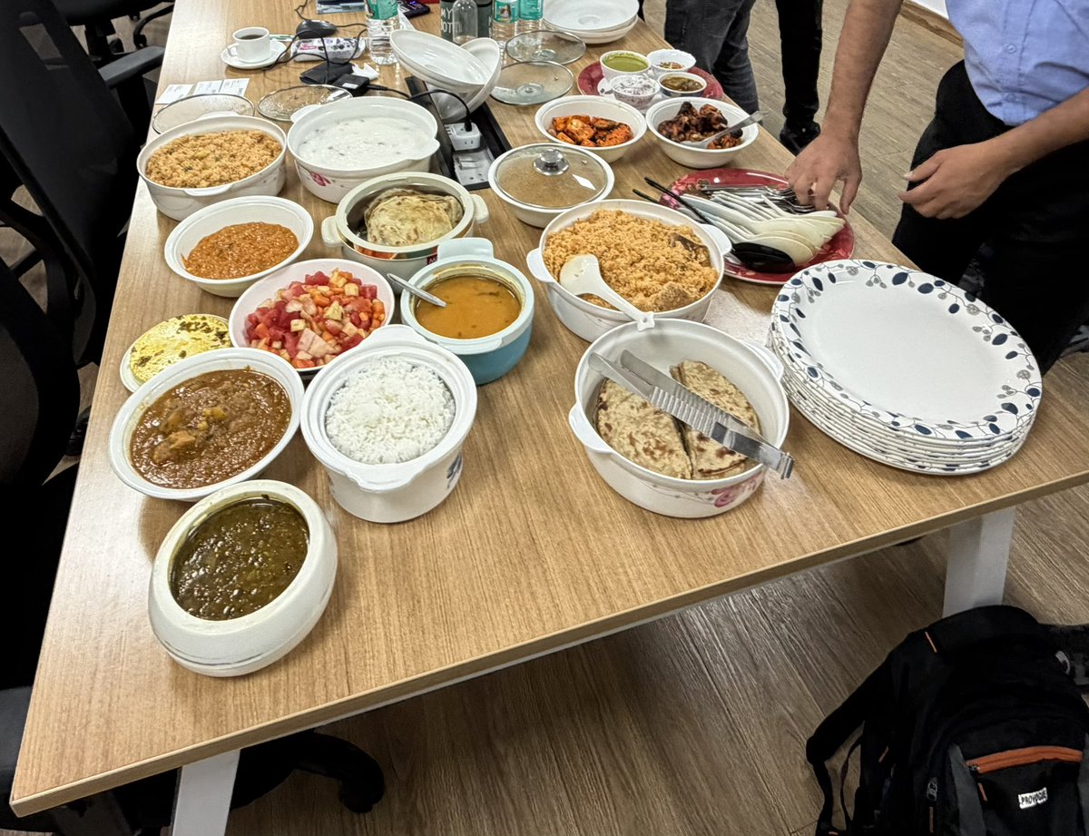 pandaisuki5's tweet photo. やっとインド出張🇮🇳終わりで帰国した😆
ゲームできるから嬉しい☺️
インドでご飯食べるってなったらマジでカレーばっかりでびっくり！
3枚目:木の下美容室(会社の人切ってた)
4枚目:クレーンゲーム景品のクロミもどき
そしてプロフィール画像も戻します👳‍♂️ https://t.co/sjD2ya1J07