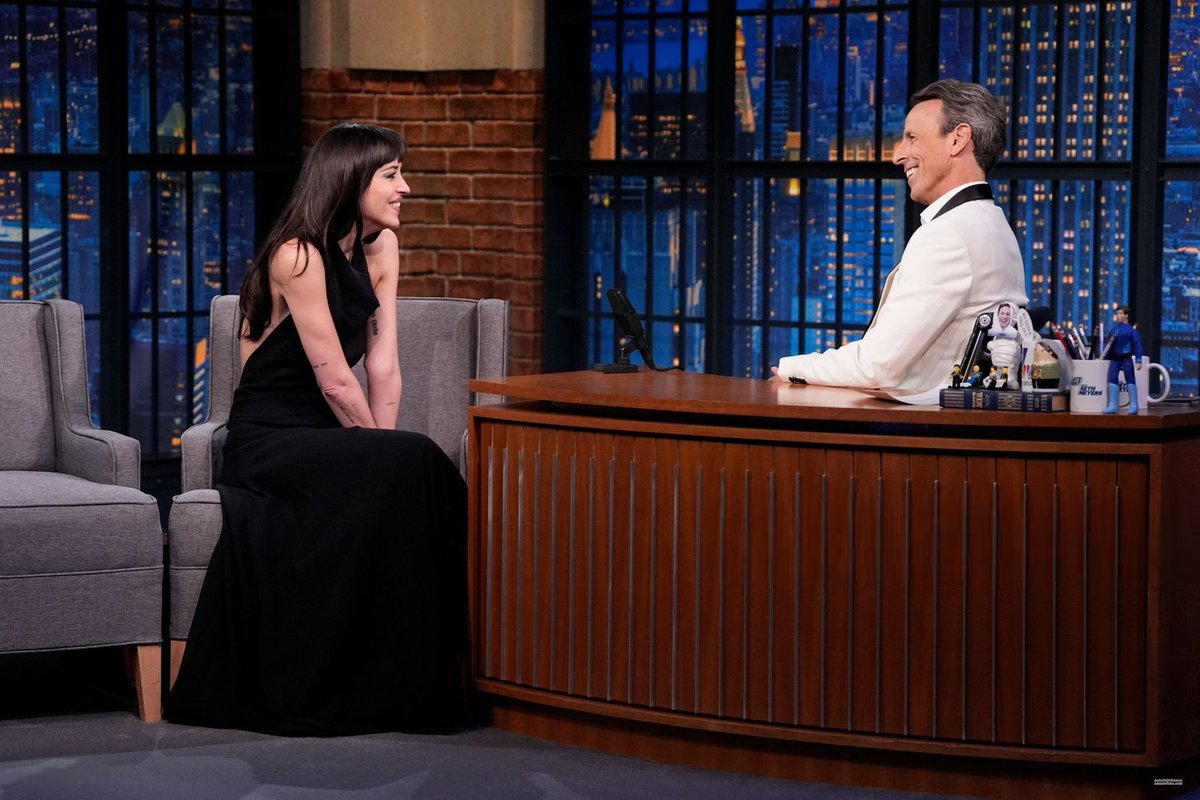 SourceJohnson's tweet photo. More photos from Dakota on Late Night With Seth Meyers 🖤 #DakotaJohnson https://t.co/oPd1sS1nMr