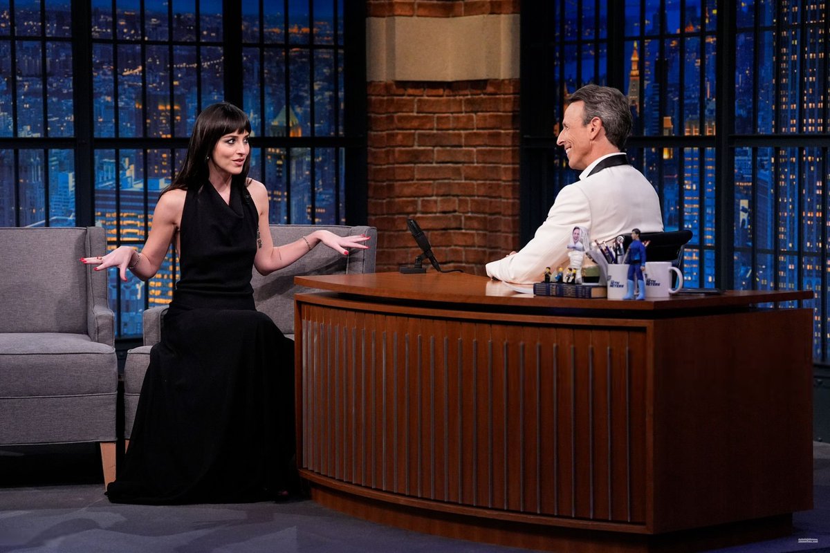 SourceJohnson's tweet photo. More photos from Dakota on Late Night With Seth Meyers 🖤 #DakotaJohnson https://t.co/oPd1sS1nMr