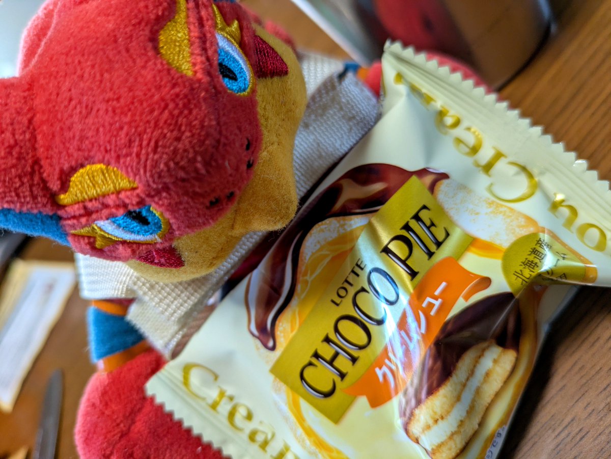 ysyn773's tweet photo. ボルちゃんとおやつタイム。チョコパイ食べるよー(∩´∀｀)∩ﾜｰｲ https://t.co/l9WepoNfC0