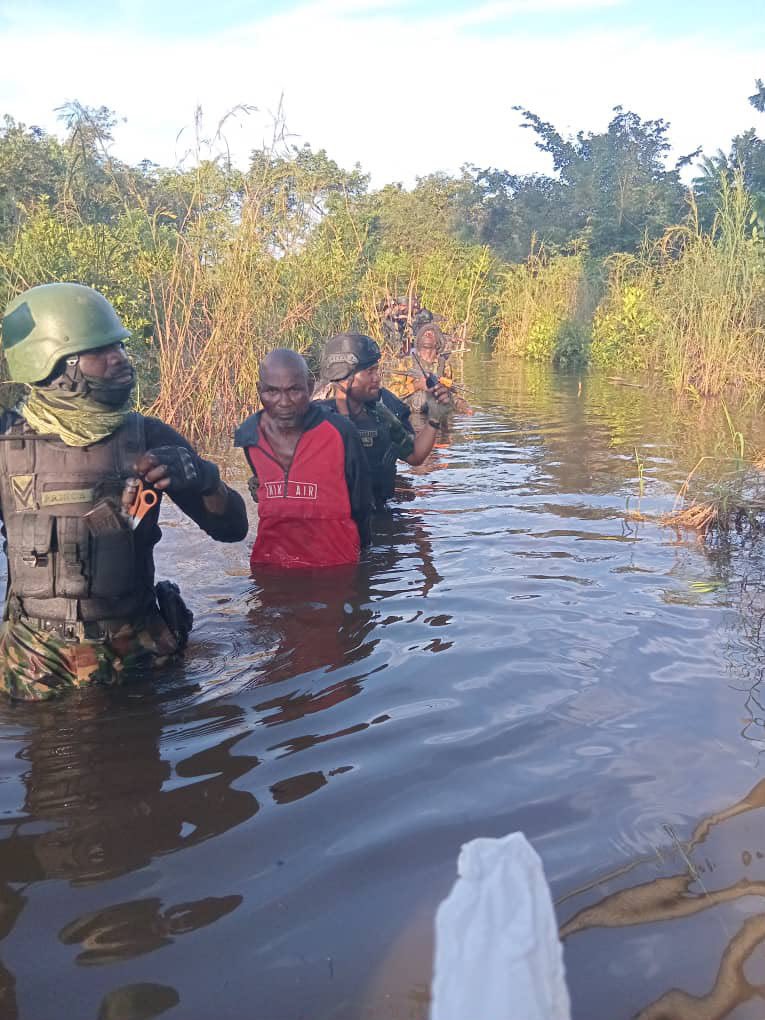 DefenseNigeria's tweet photo. Nigerian troops, in an operation that involved crossing a river into challenging forest terrain, have stormed an IPOB-linked criminal camp in Abator, Ogbaru Local Government Area of Anambra State, recovering a cache of firearms, ammunition and materials suspected to be associated with improvised explosive device (IED) production.

The operation, conducted on October 1, followed the rescue of three abducted persons in the Osakwa General Area of Ihiala Local Government Area, prompting a coordinated security response involving troops and local security volunteers.

At about 5:30 a.m. on October 1, troops of 185 Battalion, working alongside the local security volunteers, launched a follow-up operation that led to the arrest of a suspected member of the kidnapping syndicate, identified as Sunday Obi.