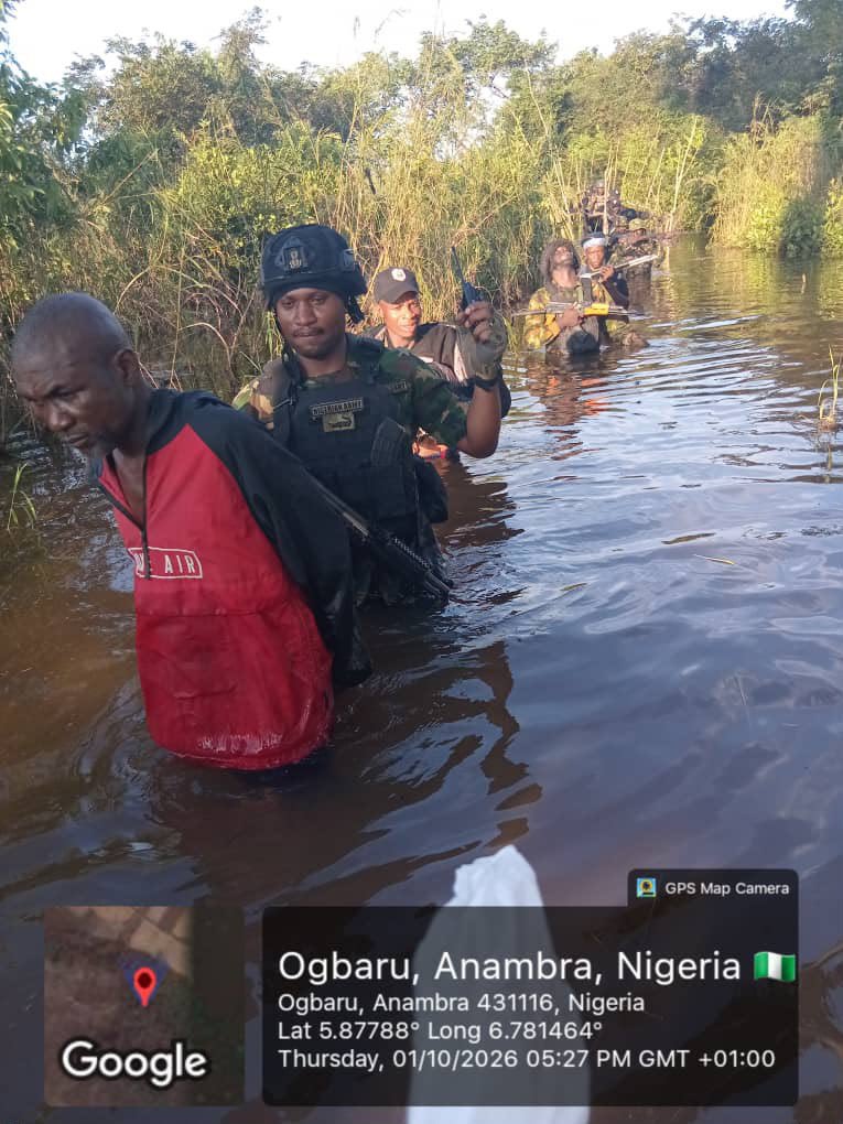 DefenseNigeria's tweet photo. Nigerian troops, in an operation that involved crossing a river into challenging forest terrain, have stormed an IPOB-linked criminal camp in Abator, Ogbaru Local Government Area of Anambra State, recovering a cache of firearms, ammunition and materials suspected to be associated with improvised explosive device (IED) production.

The operation, conducted on October 1, followed the rescue of three abducted persons in the Osakwa General Area of Ihiala Local Government Area, prompting a coordinated security response involving troops and local security volunteers.

At about 5:30 a.m. on October 1, troops of 185 Battalion, working alongside the local security volunteers, launched a follow-up operation that led to the arrest of a suspected member of the kidnapping syndicate, identified as Sunday Obi.