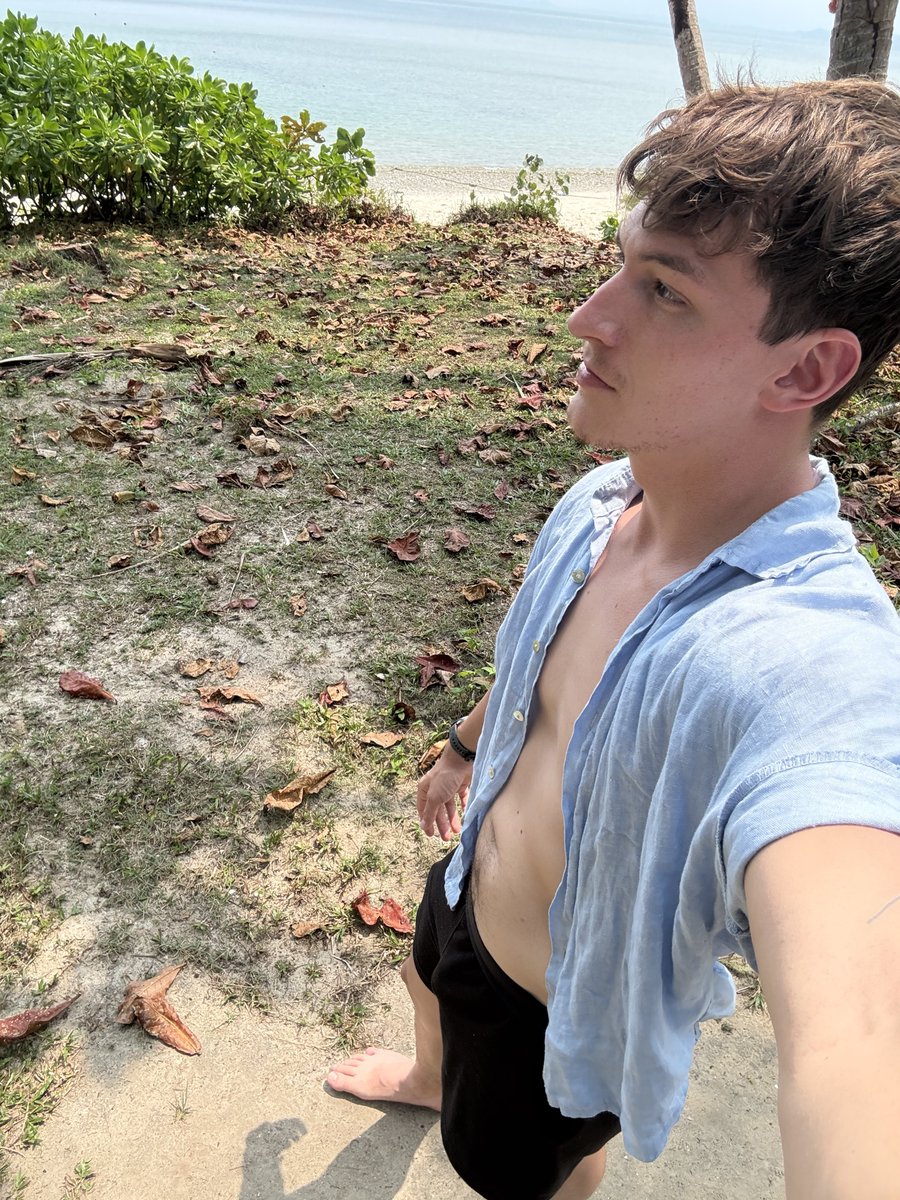 wavestaticz's tweet photo. Just chillin on a remote Malaysian island nbd https://t.co/5a7HxbXVjf