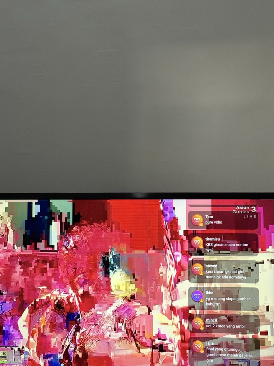 immsofyan's tweet photo. Hey @vidio @VidioSports sudah bayar langgananpun kayak gini ga dimonitor?
Banyak komplain juga itu di chat, masa tayangan final ga jelas gini.
Di TV Korea jernih tuh!! https://t.co/TgrQdi7PLj