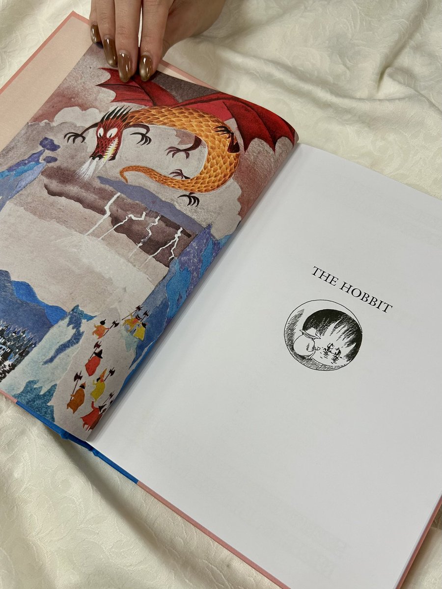 Kino_BKT's tweet photo. 【ファンタジー】スペシャルな本が入荷しました…！
ムーミンの生みの親、トーベ・ヤンソンの挿絵が入ったJ.R.R.トールキン著 ”The Hobbit” です。
元はスウェーデン語版刊行に際し描かれたもので、依頼した編集者はアストリッド・リンドグレーンだったそう。 英語版への収録は今回が初となります。#KinokuniyaReads #洋書専門店
