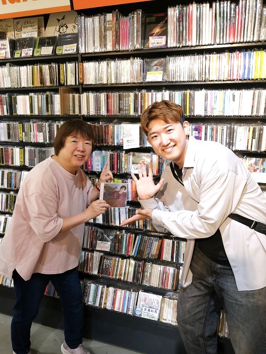 OnDoKo's tweet photo. 【ご来店】
石川県出身のシンガーソングライター #おだともあき さんが #としΩ さんと一緒にお店に寄ってくれました‼️
１年振りの札幌だとか、もっと沢山札幌来てねとお願いしておきました😃
明日はオータムフェスト6丁目のステージに登場、13時からだそうです🎙️皆さん是非足を運んで下さいね‼️ https://t.co/TQFJF11gPE