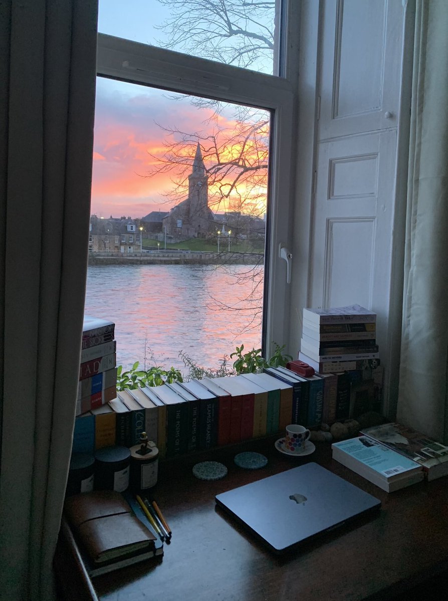 onedio's tweet photo. İskoçya’da bir doktor, çalışma masasının penceresinden görünen manzarayı fotoğraflayarak, mevsimlerin değişimini gözler önüne serdi. https://t.co/B0wJTm70sL