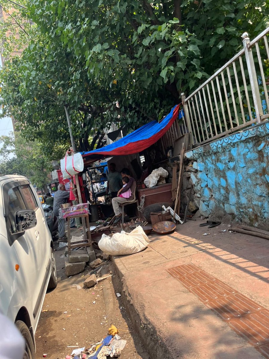 FurkanZhari's tweet photo. @mybmc @mybmcWardME illegal encroachment on footpath, on gautam nagar road, next to Rayan Park bldg gate causing inconvenience to pedestrians and motorists. Kindly take action. https://t.co/1SzvfUIbB2