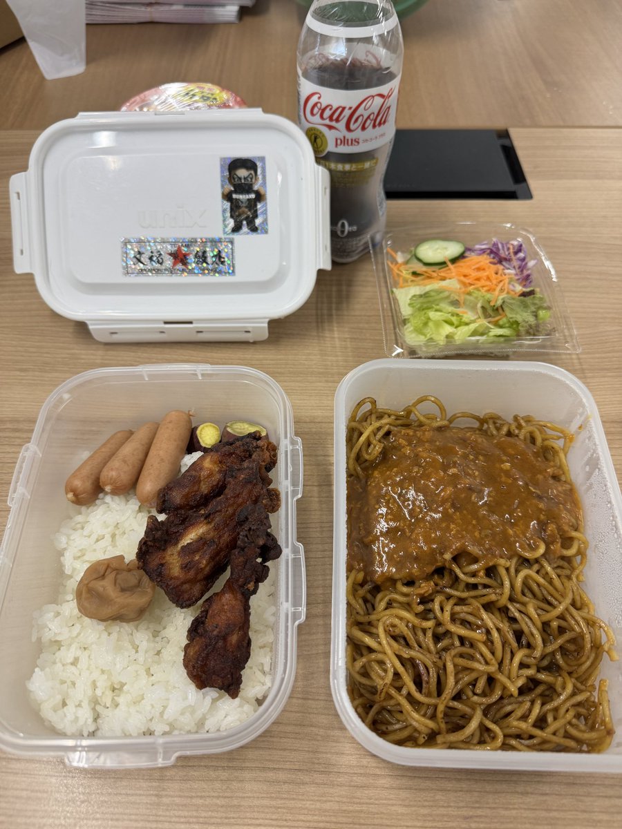 masakuracchi's tweet photo. ランチ〜❣️
会社で文福飯店✨

文福ご飯に
幸子さんの梅干し💕
＋骨付きチキンとソーセージ(カスミ)
ガチやきそばにキーマカレーをプラス

ガチやきそばとカレーが合わさると
美味しさパワーアップ💪

ごちそうさまでした😋

#やきそば
#カレーやきそば
#文福飯店 https://t.co/eLxHtliTOc