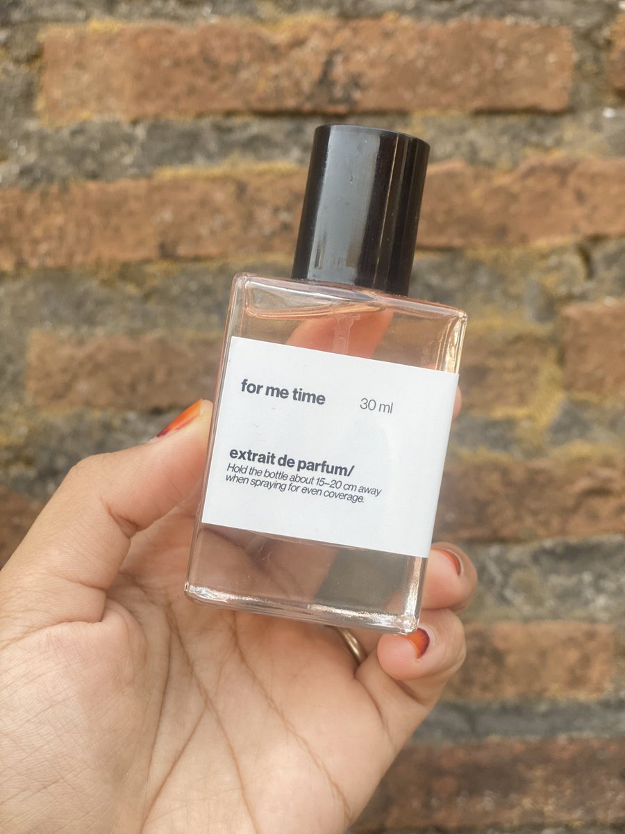 nayaamwh's tweet photo. 📌Me time 
https://t.co/BTK43SeQin
✨Fresh &amp; Floral
✨Top: Pear, Mandarin orange
  Middle: Jasmine
  Base: Vanilla,Amber, Musk
✨Vibesnya kek "dunia milik kamu, damai bgt" 
✨Sekali semprot calming, but ttep cheerful bgt untuk menjalani hari"mu.
✨claimnya tahan 12jam ya
✨Unisex https://t.co/m0fBAzGmB0