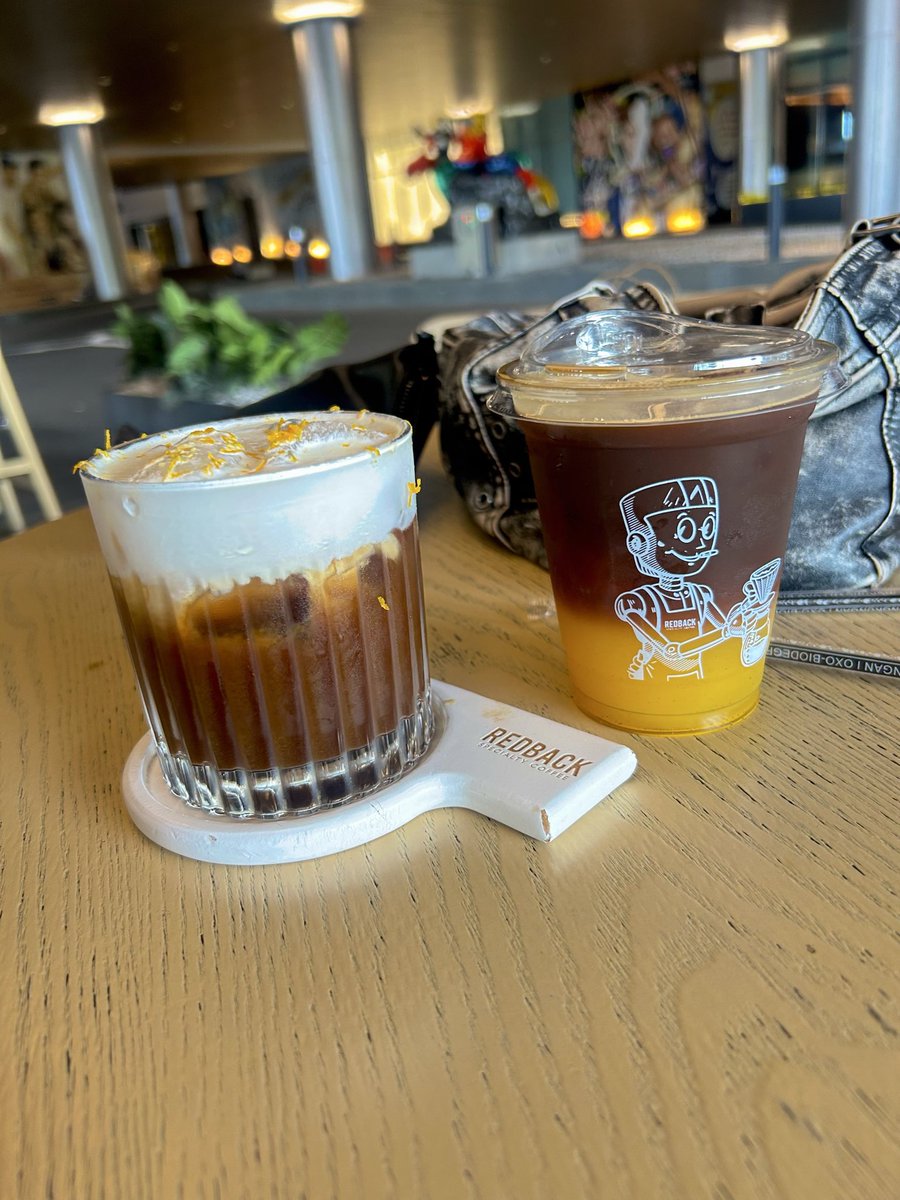 dwsptqum's tweet photo. Kopi time, Udah pada ngopi belum hari ini?

Semua kopi di Redback enak-enak sih. Wajib cobain Orange Americano atau Mont Blanc, dua-duanya seger banget 😭 https://t.co/YFcceAP3s4