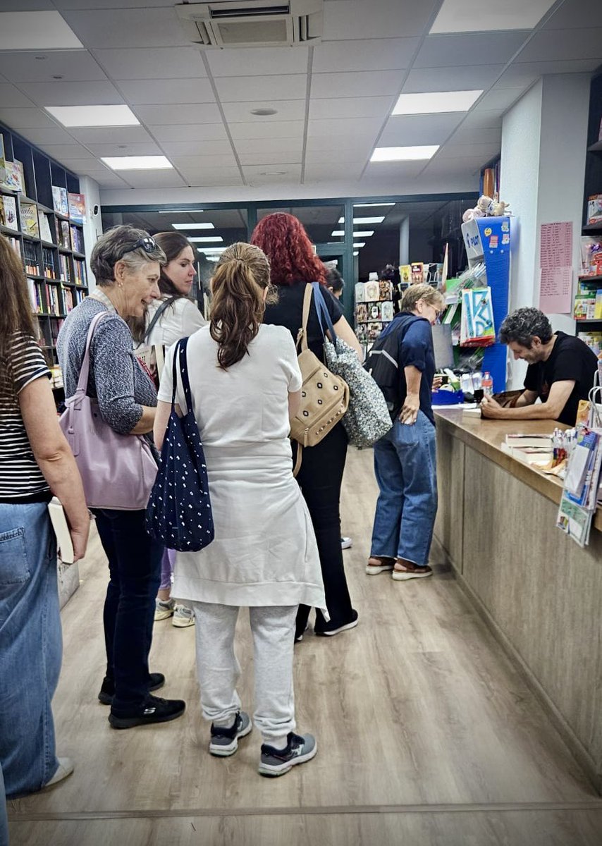 mriossanmartin's tweet photo. GRACIAS ÁVILA!! 

Hoy tocaba presentación de No te fíes de ellos en @LetrasLibrera. El público ha estado cariñosísimo, ha llenado la sala, y @gemmaheavy ha sido la anfitriona perfecta.

Gracias a todos por venir a pesar del riesgo!! https://t.co/p9JhHRtbIa