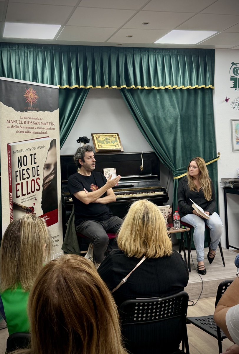 mriossanmartin's tweet photo. GRACIAS ÁVILA!! 

Hoy tocaba presentación de No te fíes de ellos en @LetrasLibrera. El público ha estado cariñosísimo, ha llenado la sala, y @gemmaheavy ha sido la anfitriona perfecta.

Gracias a todos por venir a pesar del riesgo!! https://t.co/p9JhHRtbIa