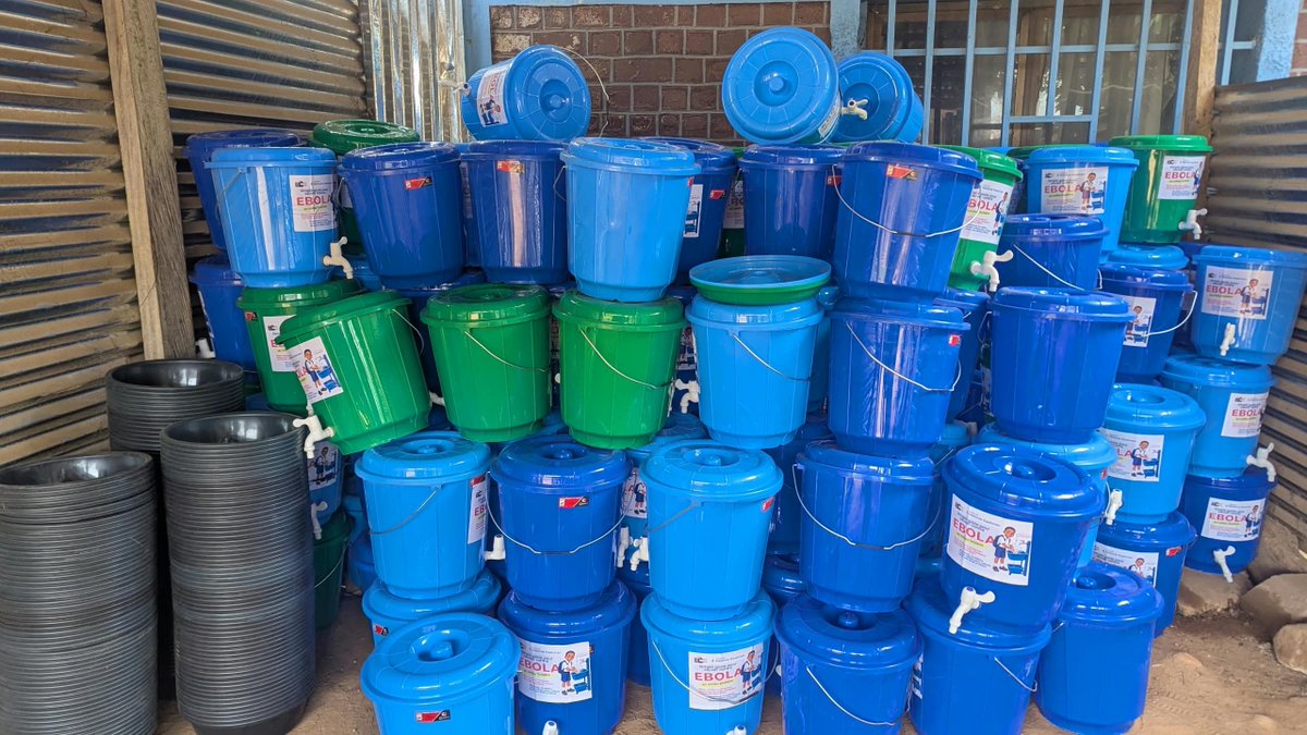 KithaSamy's tweet photo. #Ebola - Oïcha : La Radio Moto @MotoOicha lance la campagne "Zéro cas d'Ebola dans mon école" avec 200 kits de lavage des mains pour 20 écoles. Premier kit installé à l'EP Muungano.

Lancement ce 1er oct à l'EP Muungano (1 483 écoliers).

🎯 20 écoles ciblées
🧼 200 kits lavage des mains distribués (lave-mains + savon)

Objectif : renforcer l'hygiène en milieu scolaire alors que 30 cas confirmés d'Ebola sont  signalés en zone de santé d'Oïcha.

Initiative appuyée par la journaliste américaine Mélonie Kastman, @KastmanMelonie

#RDC #Ebola #Beni