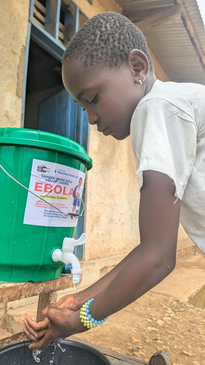 KithaSamy's tweet photo. #Ebola - Oïcha : La Radio Moto @MotoOicha lance la campagne "Zéro cas d'Ebola dans mon école" avec 200 kits de lavage des mains pour 20 écoles. Premier kit installé à l'EP Muungano.

Lancement ce 1er oct à l'EP Muungano (1 483 écoliers).

🎯 20 écoles ciblées
🧼 200 kits lavage des mains distribués (lave-mains + savon)

Objectif : renforcer l'hygiène en milieu scolaire alors que 30 cas confirmés d'Ebola sont  signalés en zone de santé d'Oïcha.

Initiative appuyée par la journaliste américaine Mélonie Kastman, @KastmanMelonie

#RDC #Ebola #Beni