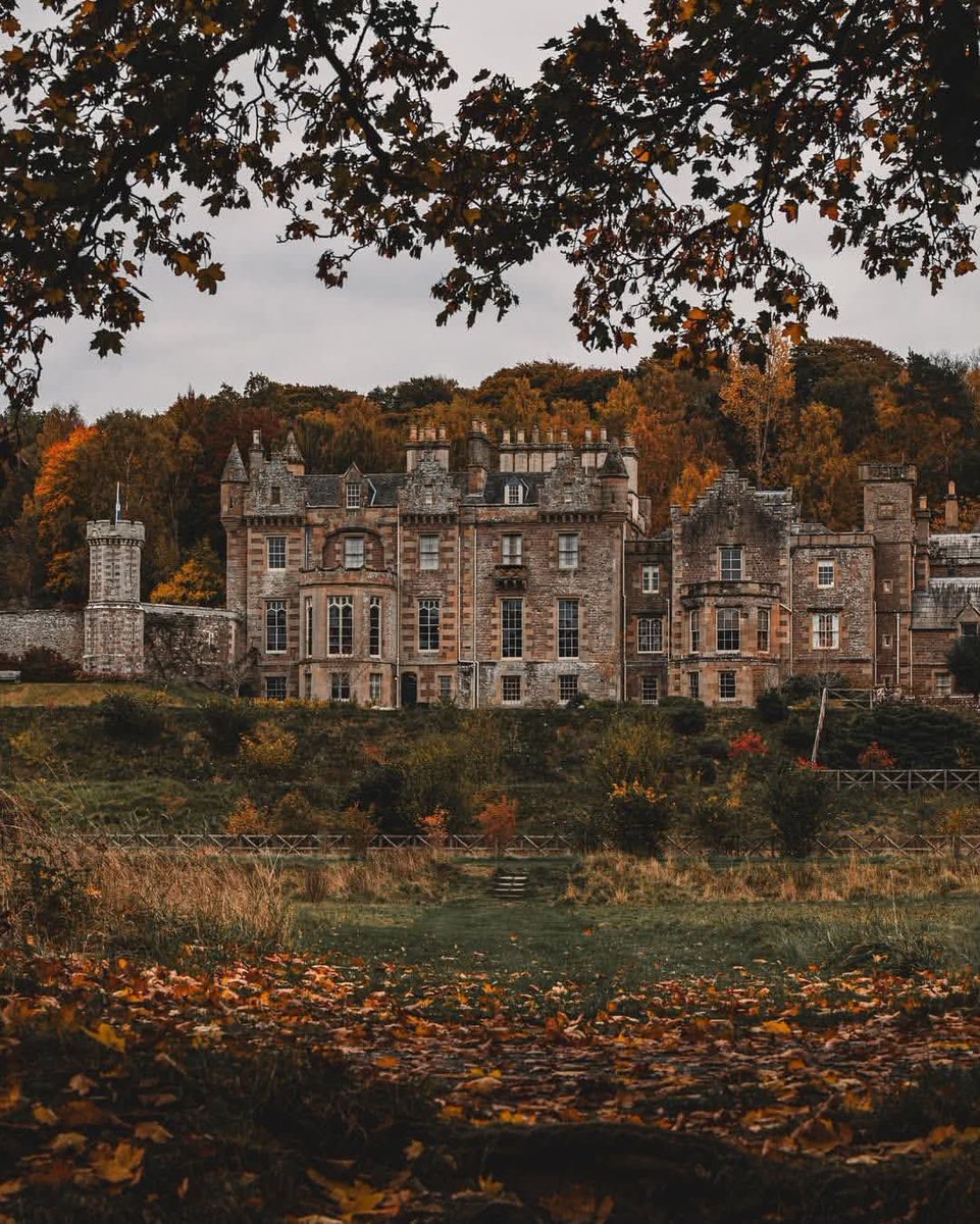 earthserenityy's tweet photo. Fall in Edinburgh https://t.co/3AStMCHFmA