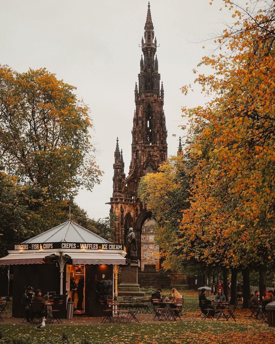 earthserenityy's tweet photo. Fall in Edinburgh https://t.co/3AStMCHFmA