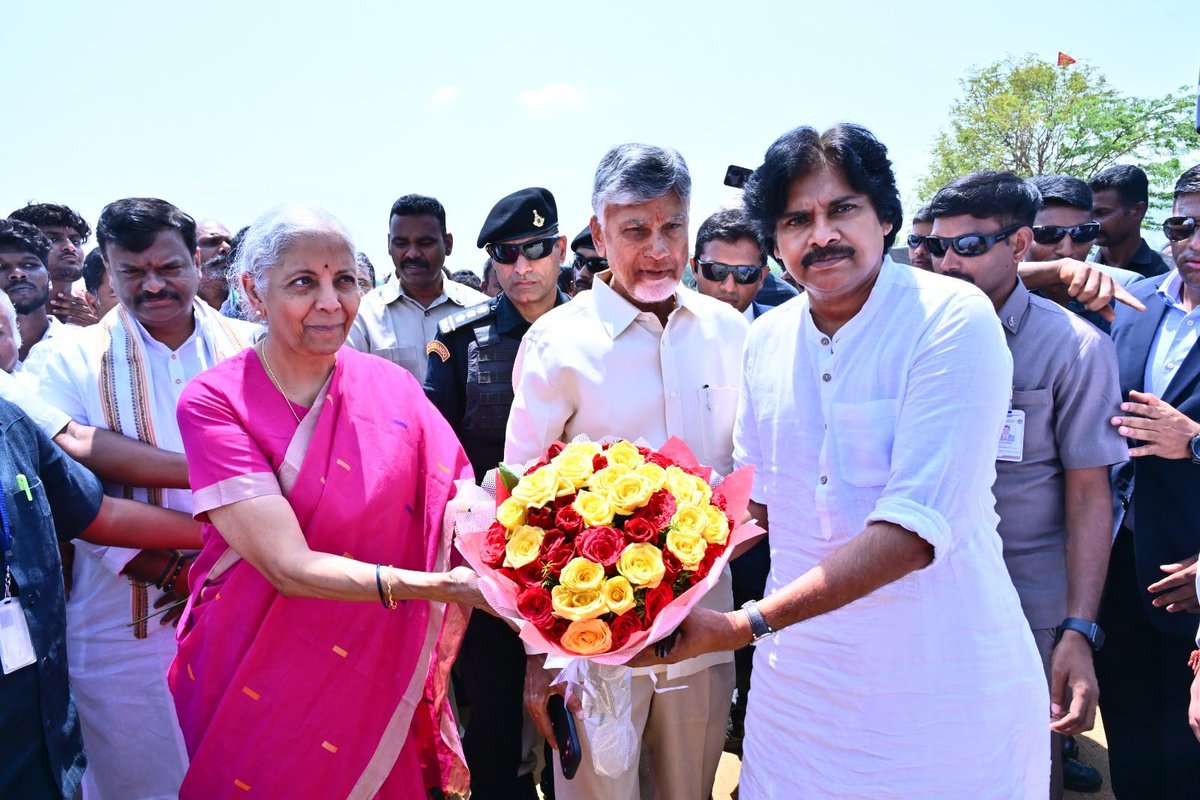 JanaSenaParty's tweet photo. హార్టికల్చర్ హబ్ ప్రారంభోత్సవ కార్యక్రమానికి ముందు రాష్ట్ర ముఖ్యమంత్రివర్యులు శ్రీ @ncbn గారు, ఉప ముఖ్యమంత్రివర్యులు శ్రీ @PawanKalyan గారు, రాష్ట్ర మంత్రులతో మర్యాదపూర్వకంగా భేటీ అయిన రిలయన్స్ ఇండస్ట్రీస్ లిమిటెడ్ ఎగ్జిక్యూటివ్ డైరెక్టర్ శ్రీ అనంత్ అంబానీ  గారు. https://t.co/tHRAcCagfz