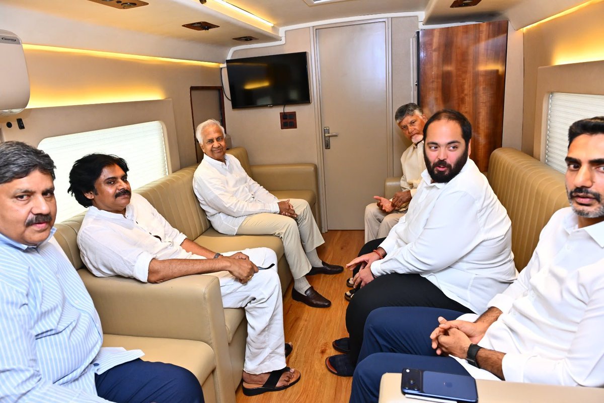 JanaSenaParty's tweet photo. హార్టికల్చర్ హబ్ ప్రారంభోత్సవ కార్యక్రమానికి ముందు రాష్ట్ర ముఖ్యమంత్రివర్యులు శ్రీ @ncbn గారు, ఉప ముఖ్యమంత్రివర్యులు శ్రీ @PawanKalyan గారు, రాష్ట్ర మంత్రులతో మర్యాదపూర్వకంగా భేటీ అయిన రిలయన్స్ ఇండస్ట్రీస్ లిమిటెడ్ ఎగ్జిక్యూటివ్ డైరెక్టర్ శ్రీ అనంత్ అంబానీ  గారు. https://t.co/tHRAcCagfz