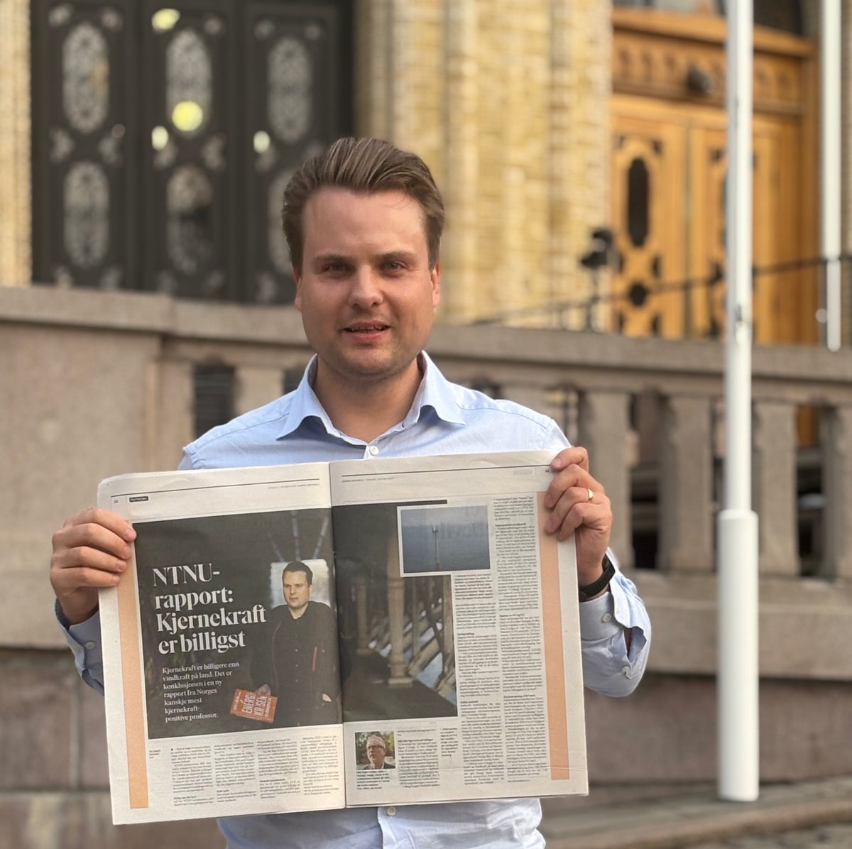 JonasNoeland's tweet photo. Dobbeltside i DN og møte på Stortinget, samme dag. Det har overgått all forventning. Men det viktigste som skjedde denne uka, står ikke i noen overskrift.

Oppslaget i Dagens Næringsliv handlet om NTNU-rapporten jeg publiserte på onsdag: hva ny kraft koster samfunnet, ikke bare for selve kraftverket. Møtet var med Høyres representanter i energi- og miljøkomiteen, derav bildet.

Rapporten kom i grevens tid: før NVE publiserer oppdaterte kostnadstall for ulike kraftformer, og før høringsfristen for kjernekraftutvalgets rapport går ut.

For utvalget har slått fast at kjernekraft ikke har noen samfunnsøkonomisk merverdi utover den bedriftsøkonomiske. Uten én eneste analyse som underbygger det.

Så jeg gjorde analysen, og den utfordrer konklusjonen deres.

Bård Vegar Solhjell, leder i Fornybar Norge, kritiserte rapporten før han hadde lest den, med at alle andre finner det stikk motsatte. Nettopp. Fordi alle andre har regnet på kraftverkets kostnader, ikke på samfunnets.

Grunnen til at jeg likevel har håp, er NVEs svar til DN. I stedet for å avfeie en ubehagelig konklusjon, var de nysgjerrige på metoden, og mye tyder på at de vil bygge videre på den. Også Statnett har møtt rapporten med nysgjerrighet.

Det er sånn en opplyst energidebatt ser ut. Ikke at alle er enige, men at konklusjoner møtes med analyse, ikke med avvisning.

Uenig? Fint! Men les rapporten først (lenke i første kommentar). Og svar gjerne på det egentlige spørsmålet: Skal vi kun regne på kostnader for kraftverket, eller for samfunnet?