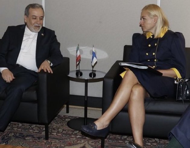 angela_kasra's tweet photo. Vuosi sitten, 23. syyskuuta 2025, ulkoministeri Elina Valtonen tapasi YK:n yleiskokouksen yhteydessä New Yorkissa Abbas Araghchin, Islamilaisen tasavallan ulkoministerin.
Islamilaisen tasavallan valtion televisio sumensi Valtosen jalat uutislähetyksessään tapaamisesta. Valtonen kuvaili tätä ”surulliseksi” ja kertoi sen heijastavan naisten asemaa Iranissa. Hän sanoi, ettei muuta pukeutumistaan sen mukaan, kenet hän tapaa.
Kysyn kuitenkin: kun ulkoministerimme tuolloin tapasi sellaisen hallinnon edustajan, joka sortaa naisia, teloittaa mielenosoittajia ja sensuroi jopa eurooppalaisen naisministerin kuvaa, mikä suomalainen lehti teki kyselyn siitä, hyväksyvätkö ihmiset tämän tapaamisen?
Nyt kuitenkin, kun Suomen puolustusministeri vierailee Israelissa, Lähi-idän ainoassa demokratiassa, julkaistaan kysely siitä, hyväksyvätkö ihmiset vierailun.
Miksi tapaaminen Islamilaisen tasavallan kanssa on ”diplomatiaa”, mutta vierailu Israeliin on ”kyselyn aihe”? Tämä on juuri sitä kaksinaismoralismia, josta pitää puhua