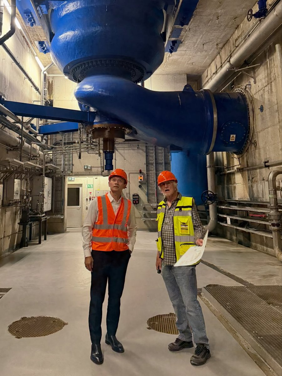 AgusYudhoyono's tweet photo. Membangun Energi untuk Kelestarian Masa Depan

Melanjutkan rangkaian agenda kunjungan kerja di Swiss, saya berkesempatan mengunjungi Veytaux Pumped-Storage Power Plant (FMHL) merupakan pembangkit listrik tenaga air dengan sistem pompa bawah tanah yang berlokasi di Veytaux, dekat Danau Geneva dan Kastil Chillon, Swiss. Kunjungan ini dilakukan untuk melihat secara langsung tata kelola, inovasi teknologi, serta manajemen operasional salah satu fasilitas (pembangkit listrik tenaga air pompa) terkemuka di Eropa yang dikelola oleh HYDRO Exploitation SA.

Bagi Indonesia yang sedang mengakselerasi transisi energi, penyediaan sistem kelistrikan yang andal dan fleksibel menjadi kunci utama. Fasilitas Veytaux memanfaatkan perbedaan elevasi setinggi 880 meter antara Danau Geneva dan Waduk Hongrin untuk menyimpan energi skala besar, menyerap kelebihan listrik saat beban rendah dengan memompa air ke atas, lalu melepasnya kembali melalui turbin saat permintaan listrik mencapai puncaknya.

Pengalaman lebih dari lima dekade operasional Veytaux, termasuk proyek ekspansi Veytaux II yang menggandakan kapasitasnya menjadi 480 MW melalui pengujian teknologi (model fisik 1:30 bersama EPFL), memberikan pelajaran penting dalam mitigasi risiko investasi dan manajemen aset jangka panjang. Inovasi ini membuktikan bagaimana fasilitas pumped-storage berfungsi efektif sebagai "baterai raksasa" penyeimbang jaringan.

Teknologi ini relevan dengan kebutuhan Indonesia yang kini tengah menyelesaikan pembangunan PLTA Cisokan (1.040 MW) di Jawa Barat sebagai fasilitas pumped-storage pertama di Indonesia, sekaligus bagian dari program pengembangan sekitar 4,3 GW pumped-storage sesuai RUPTL 2025–2034. Proyek ini penting dalam menjaga stabilitas sistem kelistrikan Jawa-Bali serta mendukung masuknya sumber energi terbarukan seperti PLTS dan PLTB secara masif.

Melalui pertukaran pengetahuan pengelola Veytaux, kita ingin memastikan kesiapan operasional, integrasi jaringan, serta pengelolaan proyek pumped-storage di tanah air berjalan optimal. Semoga kolaborasi ini dapat memperkuat kemandirian energi nasional serta mendukung pembangunan infrastruktur berkelanjutan bagi seluruh rakyat Indonesia.