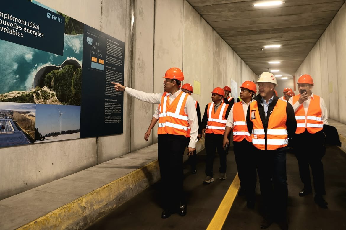 AgusYudhoyono's tweet photo. Membangun Energi untuk Kelestarian Masa Depan

Melanjutkan rangkaian agenda kunjungan kerja di Swiss, saya berkesempatan mengunjungi Veytaux Pumped-Storage Power Plant (FMHL) merupakan pembangkit listrik tenaga air dengan sistem pompa bawah tanah yang berlokasi di Veytaux, dekat Danau Geneva dan Kastil Chillon, Swiss. Kunjungan ini dilakukan untuk melihat secara langsung tata kelola, inovasi teknologi, serta manajemen operasional salah satu fasilitas (pembangkit listrik tenaga air pompa) terkemuka di Eropa yang dikelola oleh HYDRO Exploitation SA.

Bagi Indonesia yang sedang mengakselerasi transisi energi, penyediaan sistem kelistrikan yang andal dan fleksibel menjadi kunci utama. Fasilitas Veytaux memanfaatkan perbedaan elevasi setinggi 880 meter antara Danau Geneva dan Waduk Hongrin untuk menyimpan energi skala besar, menyerap kelebihan listrik saat beban rendah dengan memompa air ke atas, lalu melepasnya kembali melalui turbin saat permintaan listrik mencapai puncaknya.

Pengalaman lebih dari lima dekade operasional Veytaux, termasuk proyek ekspansi Veytaux II yang menggandakan kapasitasnya menjadi 480 MW melalui pengujian teknologi (model fisik 1:30 bersama EPFL), memberikan pelajaran penting dalam mitigasi risiko investasi dan manajemen aset jangka panjang. Inovasi ini membuktikan bagaimana fasilitas pumped-storage berfungsi efektif sebagai "baterai raksasa" penyeimbang jaringan.

Teknologi ini relevan dengan kebutuhan Indonesia yang kini tengah menyelesaikan pembangunan PLTA Cisokan (1.040 MW) di Jawa Barat sebagai fasilitas pumped-storage pertama di Indonesia, sekaligus bagian dari program pengembangan sekitar 4,3 GW pumped-storage sesuai RUPTL 2025–2034. Proyek ini penting dalam menjaga stabilitas sistem kelistrikan Jawa-Bali serta mendukung masuknya sumber energi terbarukan seperti PLTS dan PLTB secara masif.

Melalui pertukaran pengetahuan pengelola Veytaux, kita ingin memastikan kesiapan operasional, integrasi jaringan, serta pengelolaan proyek pumped-storage di tanah air berjalan optimal. Semoga kolaborasi ini dapat memperkuat kemandirian energi nasional serta mendukung pembangunan infrastruktur berkelanjutan bagi seluruh rakyat Indonesia.