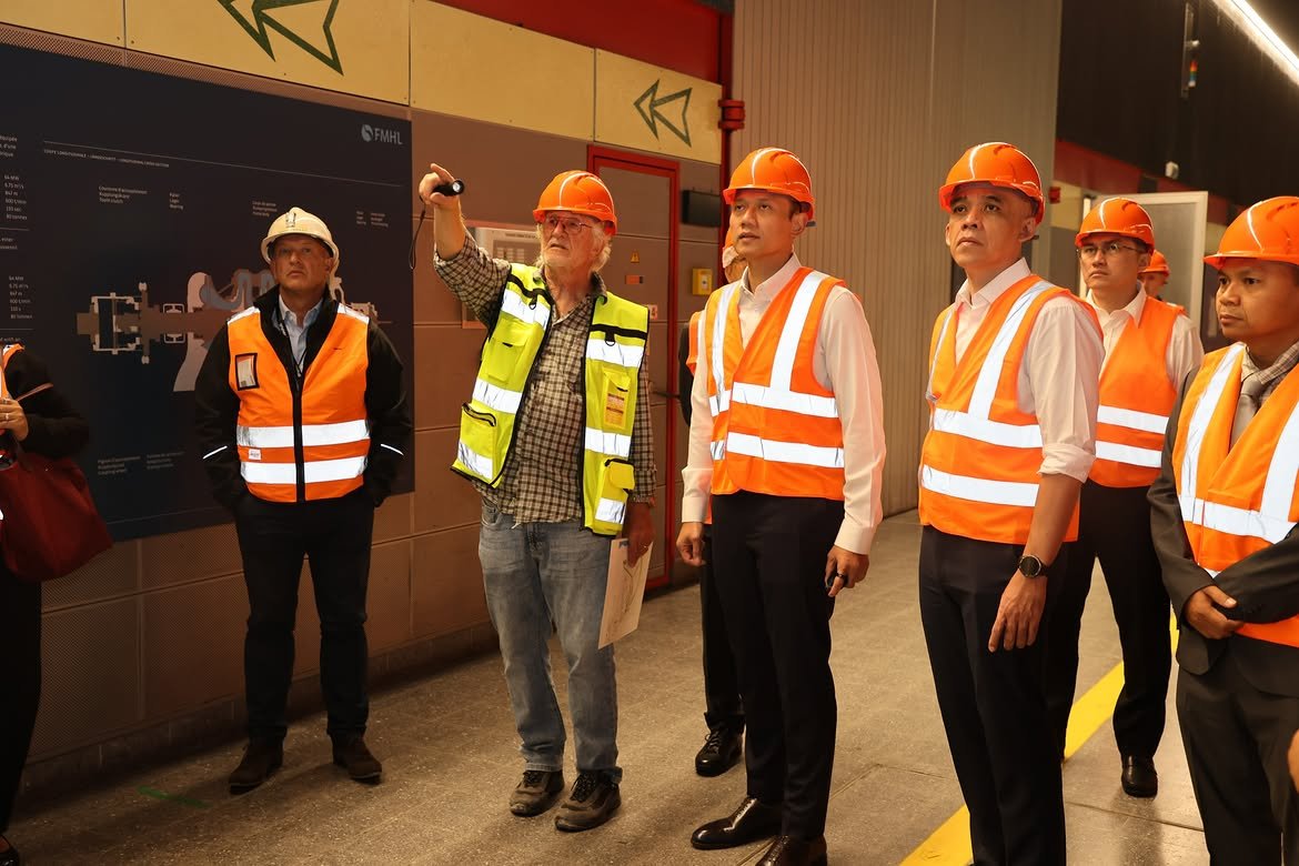 AgusYudhoyono's tweet photo. Membangun Energi untuk Kelestarian Masa Depan

Melanjutkan rangkaian agenda kunjungan kerja di Swiss, saya berkesempatan mengunjungi Veytaux Pumped-Storage Power Plant (FMHL) merupakan pembangkit listrik tenaga air dengan sistem pompa bawah tanah yang berlokasi di Veytaux, dekat Danau Geneva dan Kastil Chillon, Swiss. Kunjungan ini dilakukan untuk melihat secara langsung tata kelola, inovasi teknologi, serta manajemen operasional salah satu fasilitas (pembangkit listrik tenaga air pompa) terkemuka di Eropa yang dikelola oleh HYDRO Exploitation SA.

Bagi Indonesia yang sedang mengakselerasi transisi energi, penyediaan sistem kelistrikan yang andal dan fleksibel menjadi kunci utama. Fasilitas Veytaux memanfaatkan perbedaan elevasi setinggi 880 meter antara Danau Geneva dan Waduk Hongrin untuk menyimpan energi skala besar, menyerap kelebihan listrik saat beban rendah dengan memompa air ke atas, lalu melepasnya kembali melalui turbin saat permintaan listrik mencapai puncaknya.

Pengalaman lebih dari lima dekade operasional Veytaux, termasuk proyek ekspansi Veytaux II yang menggandakan kapasitasnya menjadi 480 MW melalui pengujian teknologi (model fisik 1:30 bersama EPFL), memberikan pelajaran penting dalam mitigasi risiko investasi dan manajemen aset jangka panjang. Inovasi ini membuktikan bagaimana fasilitas pumped-storage berfungsi efektif sebagai "baterai raksasa" penyeimbang jaringan.

Teknologi ini relevan dengan kebutuhan Indonesia yang kini tengah menyelesaikan pembangunan PLTA Cisokan (1.040 MW) di Jawa Barat sebagai fasilitas pumped-storage pertama di Indonesia, sekaligus bagian dari program pengembangan sekitar 4,3 GW pumped-storage sesuai RUPTL 2025–2034. Proyek ini penting dalam menjaga stabilitas sistem kelistrikan Jawa-Bali serta mendukung masuknya sumber energi terbarukan seperti PLTS dan PLTB secara masif.

Melalui pertukaran pengetahuan pengelola Veytaux, kita ingin memastikan kesiapan operasional, integrasi jaringan, serta pengelolaan proyek pumped-storage di tanah air berjalan optimal. Semoga kolaborasi ini dapat memperkuat kemandirian energi nasional serta mendukung pembangunan infrastruktur berkelanjutan bagi seluruh rakyat Indonesia.