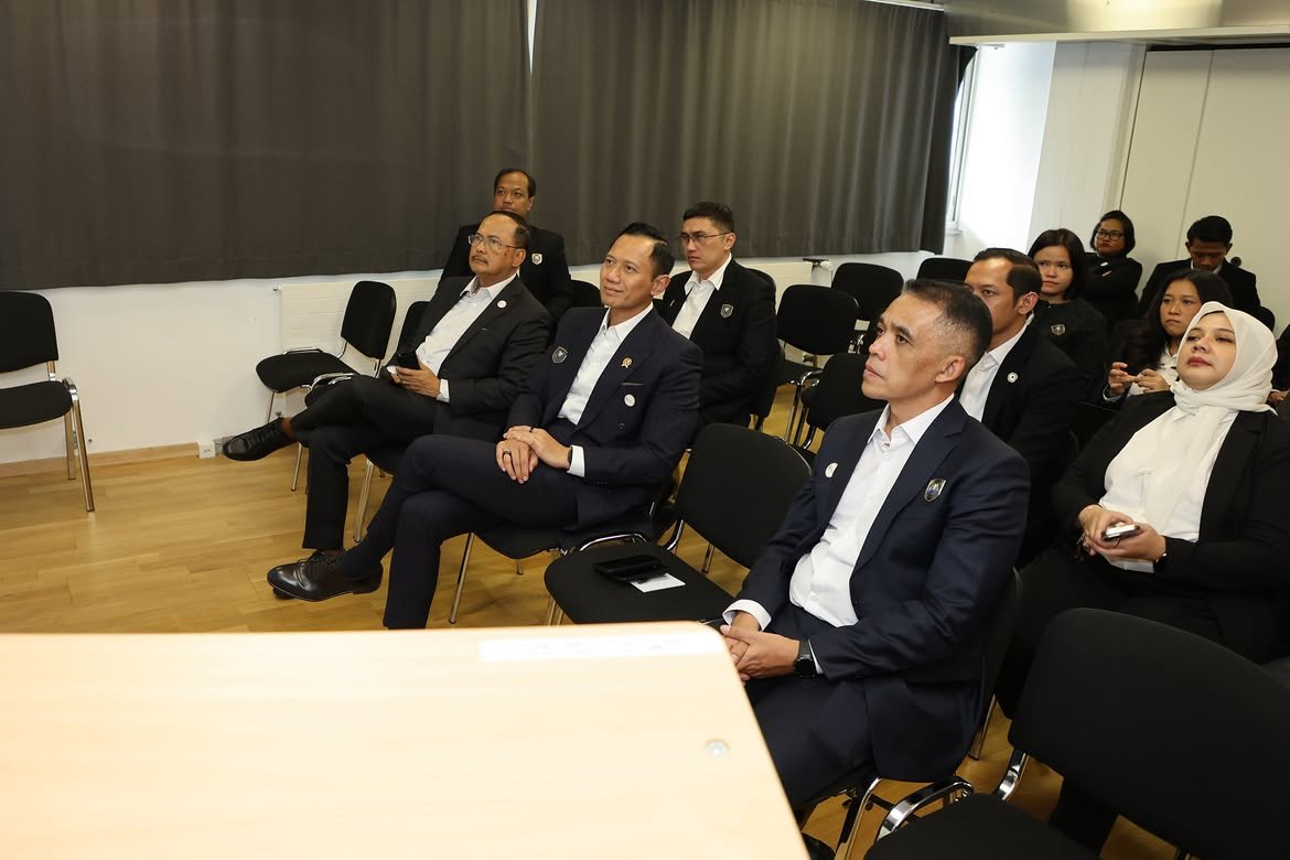 AgusYudhoyono's tweet photo. Membangun Energi untuk Kelestarian Masa Depan

Melanjutkan rangkaian agenda kunjungan kerja di Swiss, saya berkesempatan mengunjungi Veytaux Pumped-Storage Power Plant (FMHL) merupakan pembangkit listrik tenaga air dengan sistem pompa bawah tanah yang berlokasi di Veytaux, dekat Danau Geneva dan Kastil Chillon, Swiss. Kunjungan ini dilakukan untuk melihat secara langsung tata kelola, inovasi teknologi, serta manajemen operasional salah satu fasilitas (pembangkit listrik tenaga air pompa) terkemuka di Eropa yang dikelola oleh HYDRO Exploitation SA.

Bagi Indonesia yang sedang mengakselerasi transisi energi, penyediaan sistem kelistrikan yang andal dan fleksibel menjadi kunci utama. Fasilitas Veytaux memanfaatkan perbedaan elevasi setinggi 880 meter antara Danau Geneva dan Waduk Hongrin untuk menyimpan energi skala besar, menyerap kelebihan listrik saat beban rendah dengan memompa air ke atas, lalu melepasnya kembali melalui turbin saat permintaan listrik mencapai puncaknya.

Pengalaman lebih dari lima dekade operasional Veytaux, termasuk proyek ekspansi Veytaux II yang menggandakan kapasitasnya menjadi 480 MW melalui pengujian teknologi (model fisik 1:30 bersama EPFL), memberikan pelajaran penting dalam mitigasi risiko investasi dan manajemen aset jangka panjang. Inovasi ini membuktikan bagaimana fasilitas pumped-storage berfungsi efektif sebagai "baterai raksasa" penyeimbang jaringan.

Teknologi ini relevan dengan kebutuhan Indonesia yang kini tengah menyelesaikan pembangunan PLTA Cisokan (1.040 MW) di Jawa Barat sebagai fasilitas pumped-storage pertama di Indonesia, sekaligus bagian dari program pengembangan sekitar 4,3 GW pumped-storage sesuai RUPTL 2025–2034. Proyek ini penting dalam menjaga stabilitas sistem kelistrikan Jawa-Bali serta mendukung masuknya sumber energi terbarukan seperti PLTS dan PLTB secara masif.

Melalui pertukaran pengetahuan pengelola Veytaux, kita ingin memastikan kesiapan operasional, integrasi jaringan, serta pengelolaan proyek pumped-storage di tanah air berjalan optimal. Semoga kolaborasi ini dapat memperkuat kemandirian energi nasional serta mendukung pembangunan infrastruktur berkelanjutan bagi seluruh rakyat Indonesia.