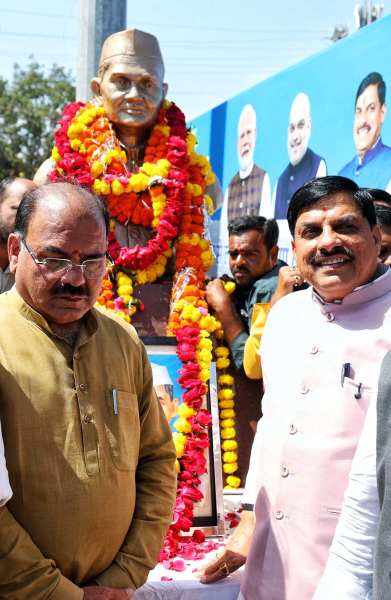 DrMohanYadav51's tweet photo. पूर्व प्रधानमंत्री एवं भारत रत्न लाल बहादुर शास्त्री जी की जयंती के अवसर पर आज भोपाल में उनकी प्रतिमा पर पुष्पांजलि अर्पित कर नमन किया।

सादगी, कर्तव्यनिष्ठा और दृढ़ इच्छाशक्ति से राष्ट्रसेवा का अनुकरणीय उदाहरण प्रस्तुत करने वाले शास्त्री जी का जीवन हम सभी के लिए सदैव प्रेरणास्रोत रहेगा।