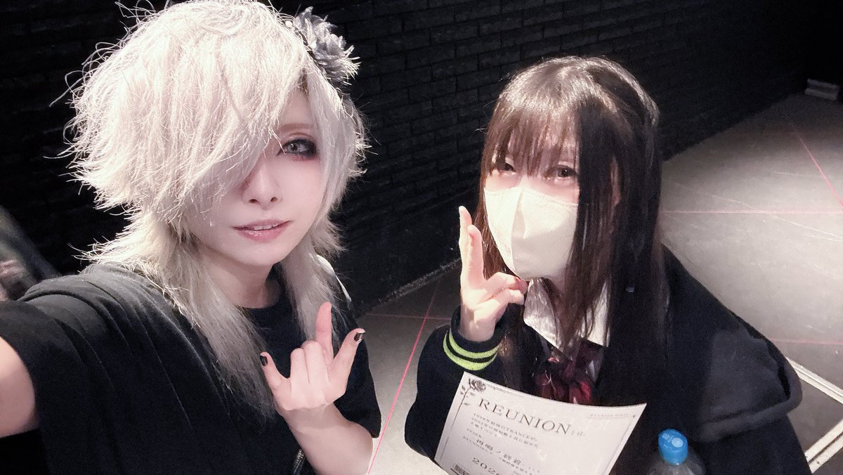 RKD_RUZE's tweet photo. 9/30 トラノアナ vol.12 RUZE生誕祭
UVEReats
流石の声の伸びと皆さんのプレイがカッコよかったです!
個人的に懐かしい曲もあって激アツだった…❤️🔥ありがとうございました!
タンクトップワイルドだなぁ😎
(YoshIくんとSHOGOさんもいる)
公式アカウントもできたみたいです🍴
#トラノアナ
#UVEReats https://t.co/fnfcYbmgiO