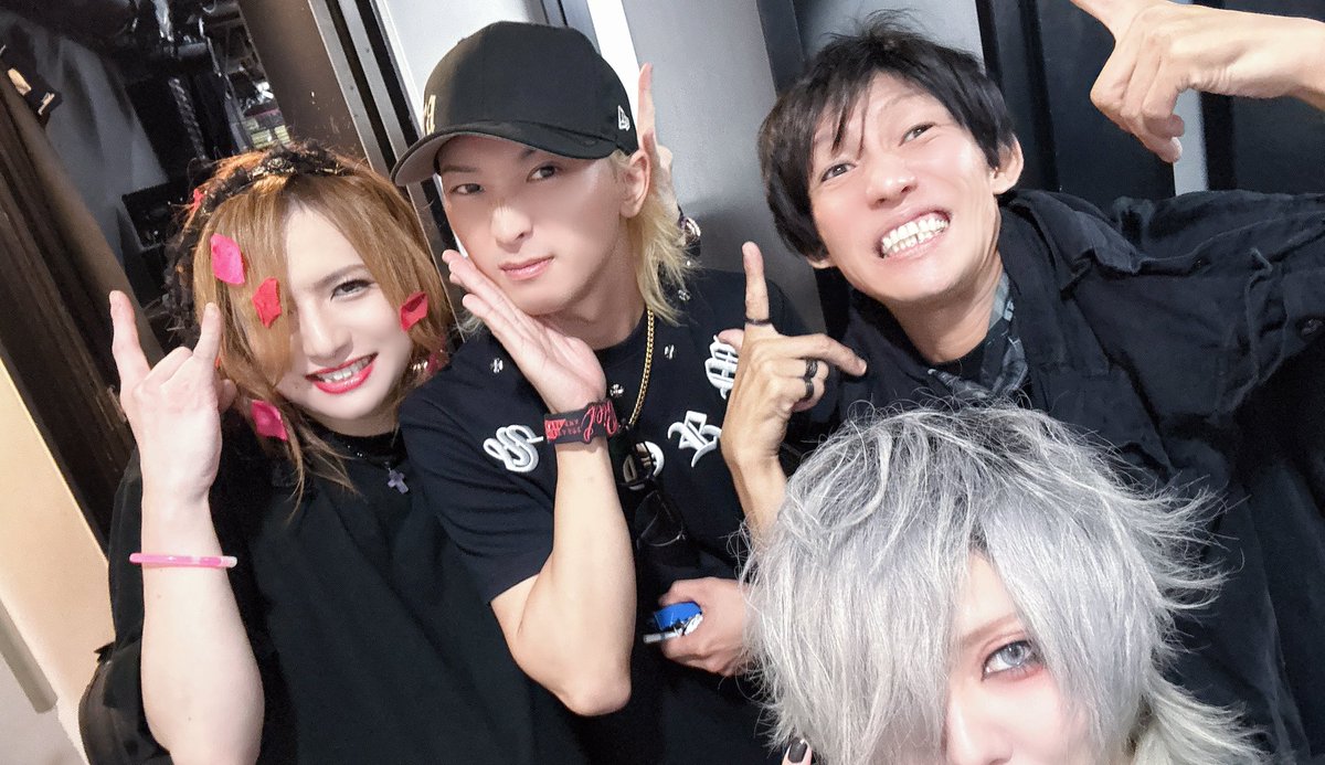 RKD_RUZE's tweet photo. 9/30 トラノアナ vol.12 RUZE生誕祭
UVEReats
流石の声の伸びと皆さんのプレイがカッコよかったです!
個人的に懐かしい曲もあって激アツだった…❤️🔥ありがとうございました!
タンクトップワイルドだなぁ😎
(YoshIくんとSHOGOさんもいる)
公式アカウントもできたみたいです🍴
#トラノアナ
#UVEReats https://t.co/fnfcYbmgiO