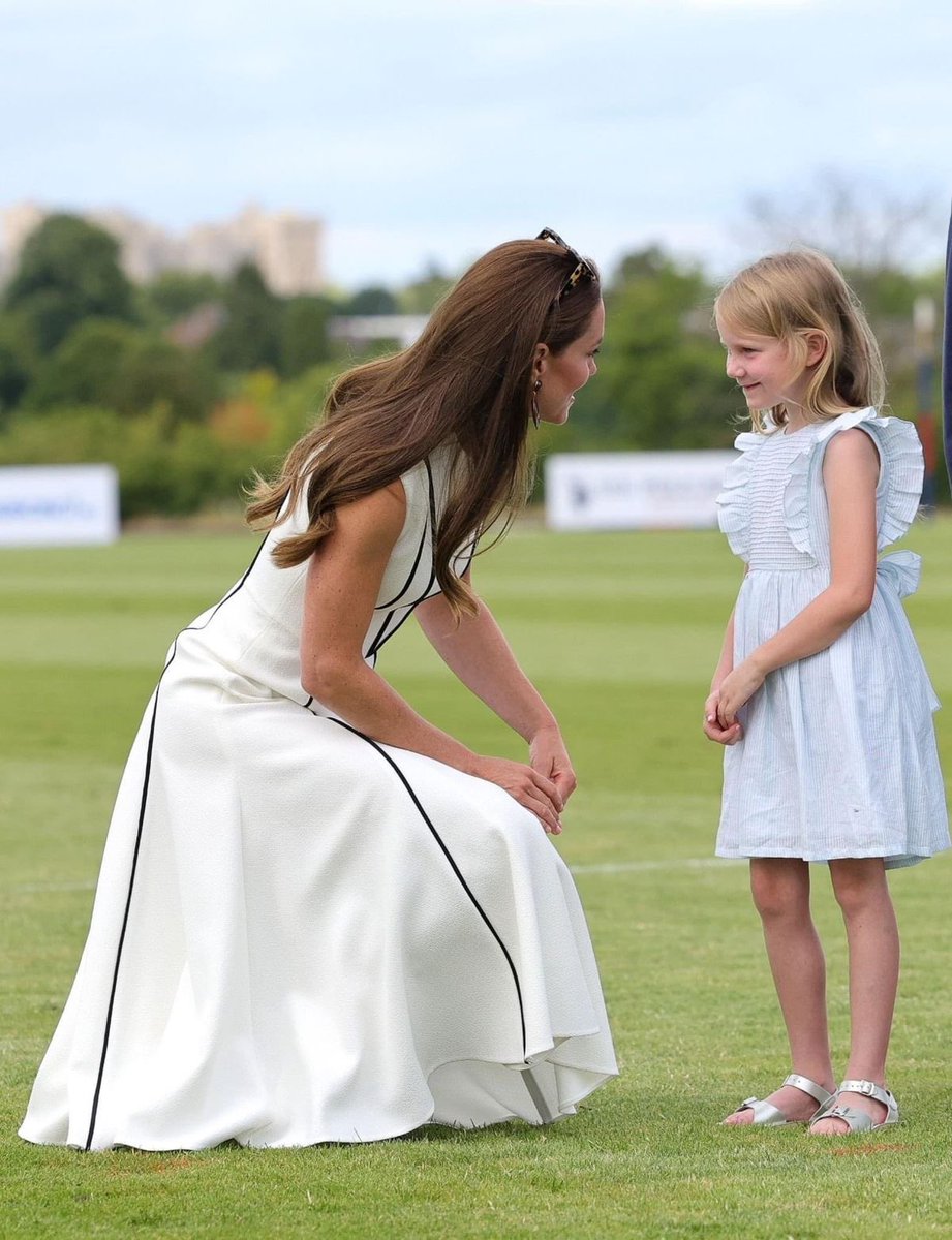 princessCahfc's tweet photo. A beautiful and heartwarming moment of connection. The gentle interaction, warm smiles, and peaceful outdoor setting create a picture filled with kindness, grace, and genuine joy. 🌿🤍✨ https://t.co/j7SivOLiFc