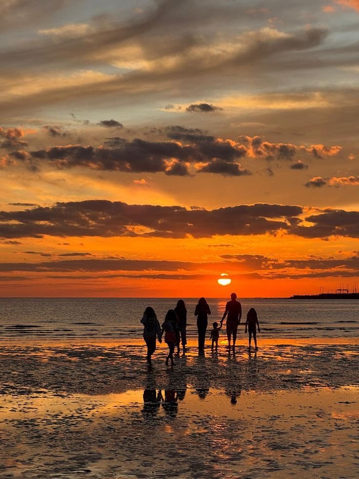NightSkyToday's tweet photo. JUST IN🚨: Study shows the most unforgettable childhood memories are family vacations between ages 5 to 10. https://t.co/1yDsHexm2O