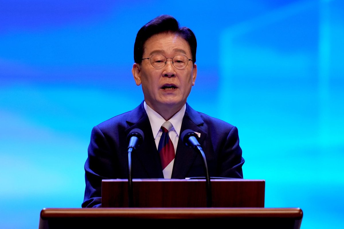 sputnik_jp's tweet photo. 【韓国大統領「ウクライナが謝罪しなければ追加措置、看過できず」】

ウクライナ政府が北朝鮮兵士の捕虜2人の韓国移送について、韓国側の意向に反して公表したとする外交スキャンダルで、韓国の李在明大統領はSNS上で「謝罪を拒否すれば追加的な措置を取る」と表明した。

李大統領は機密合意が公表された後の経緯を語るなかで、「最大限の礼を尽くして遺憾の意を表明すると、（ウクライナ側は）そのような合意はなかったと主張し、他国の国家元首を嘘つきであるかのように扱った」と不快感を示した。

また、謝罪を求めたが「ウクライナ側はそれに応じるどころか、南北間で軍事衝突が起きると発言した」として「深い遺憾の意」を示した。

そして、「事実を認めることや公式な謝罪を引き続き拒否するのであれば、我々は追加的な措置を取る。これは韓国国民と韓国という国家の名誉に関わる問題であり、看過することはできない」と強硬姿勢を示した。

ウクライナ側はこれまでに、非公開の合意はなかったと主張。シビハ外相は今回のスキャンダルを「外交的誤解」として、解決を目指し韓国外相と対話を進めていると明かしていた。