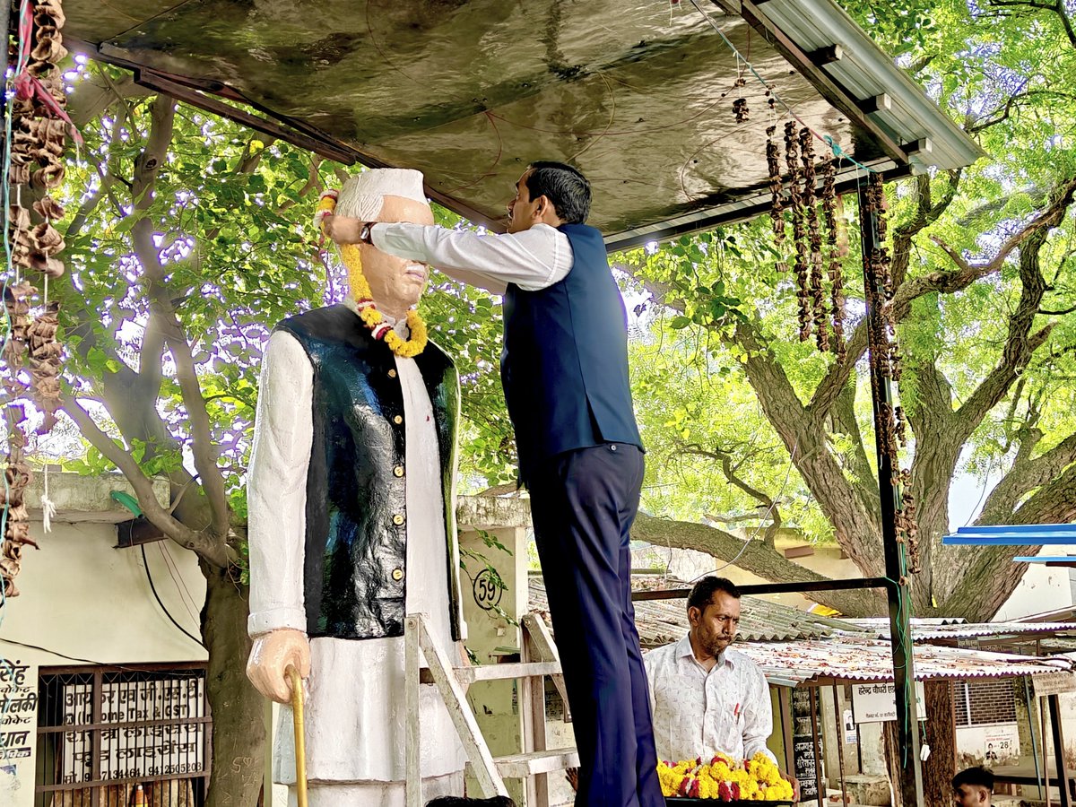 DMMathura1's tweet photo. कलेक्ट्रेट परिसर स्थित माननीय पूर्व प्रधानमंत्री श्री चौधरी चरण सिंह जी की प्रतिमा पर माल्यार्पण एवं पुष्पार्पण किया।

श्रद्धापूर्वक श्रद्धांजलि अर्पित करते हुए कोटि-कोटि नमन किया।

@UPGovt @myogiadityanath
@CMOfficeUP @InfoDeptUP https://t.co/aDZWS5rPAj
