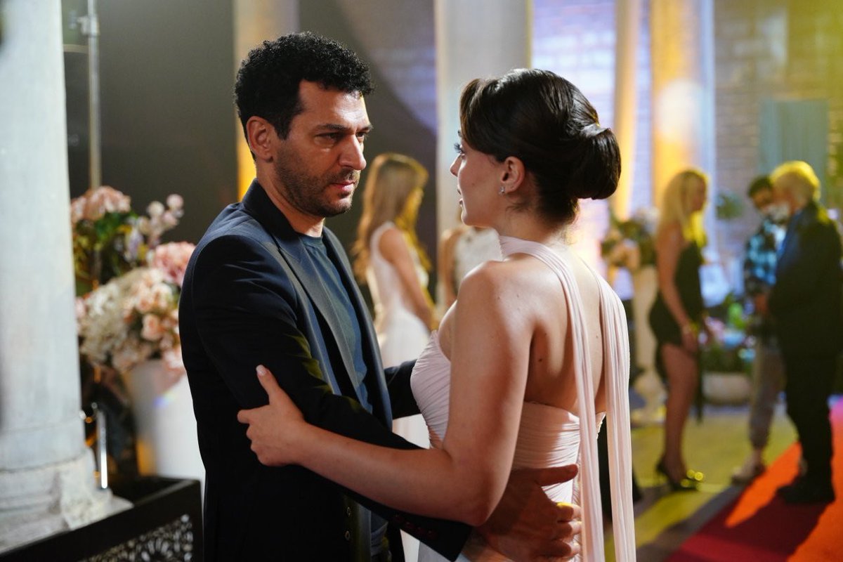 KanalD's tweet photo. Yeni bölümden kareler sizlerle! 📸😍

#GüllerVeGünahlar yarın 20.00’de #KanalD'de! 💙 https://t.co/YOm9FmjU27