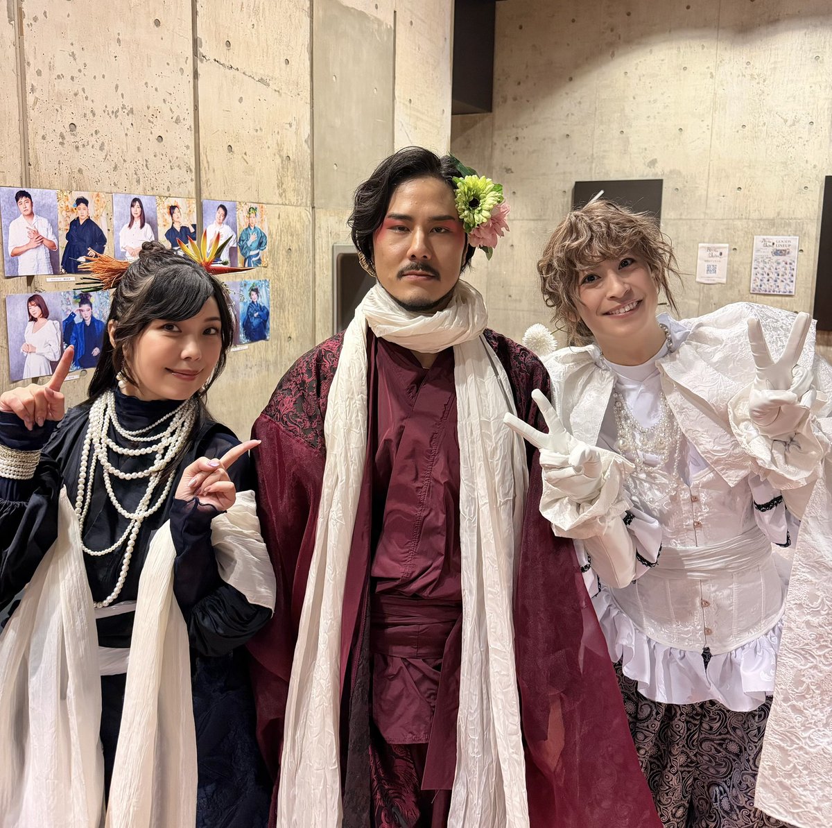 shimbaru_minami's tweet photo. #ロミジュリOC Oチーム6公演目ご来場の皆様ありがとうございました✨

同学年、燈さんと古屋敷さんと。
OTHELLO SCから2年半ぶりです!!またこの３人で写真が撮れたら嬉しいなー☺︎

燈さんは10年前のクジ砂から全然変わらないし、な��なら若返ってる気がするし、
古屋敷さんは出会ってからずっとなんとなくお父さん感がある。

また、お二人ともご一緒できますように！
願いを込めて、最後まで頑張ってきまーす