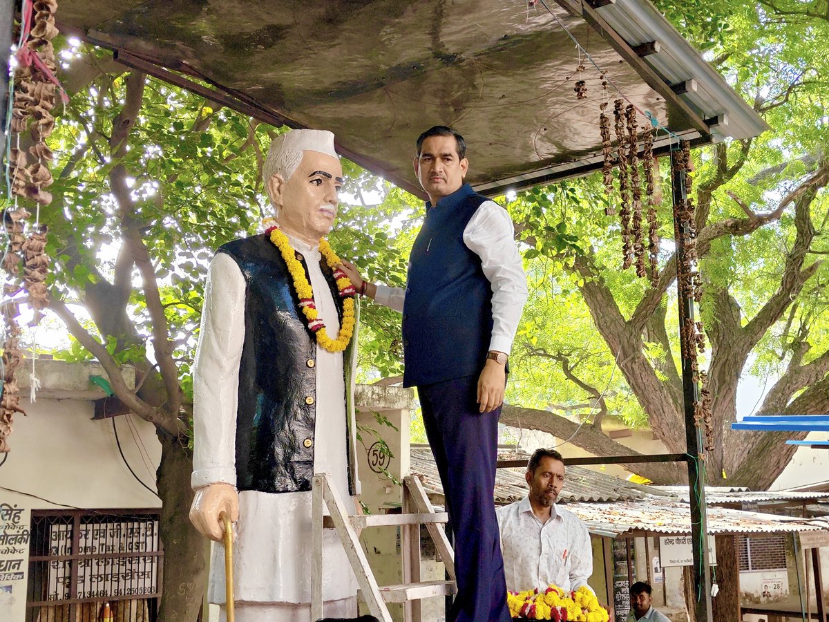 DMMathura1's tweet photo. कलेक्ट्रेट परिसर स्थित माननीय पूर्व प्रधानमंत्री श्री चौधरी चरण सिंह जी की प्रतिमा पर माल्यार्पण एवं पुष्पार्पण किया।

श्रद्धापूर्वक श्रद्धांजलि अर्पित करते हुए कोटि-कोटि नमन किया।

@UPGovt @myogiadityanath
@CMOfficeUP @InfoDeptUP https://t.co/aDZWS5rPAj