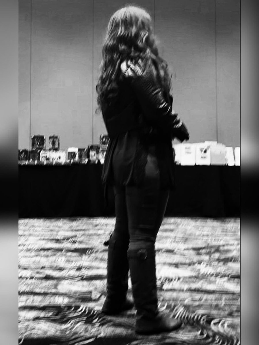imwideawake30's tweet photo. ⁻ ᶠᵉᵉˡⁱⁿᵍ ᵉᵛᵉʳʸᵗʰⁱⁿᵍ, ˢᵃʸⁱⁿᵍ ⁿᵒᵗʰⁱⁿᵍ. ⁻
🥺🤍✨
I was emotional on this day.
Though you couldn’t tell…
🤳🏻 taken by my baby sister. 😌
Edited by yours truly. ✨
#itsmehi #blackandwhitephoto
#schorrorcon #curlyhair
#memyselfandi https://t.co/5am2GdmmOp