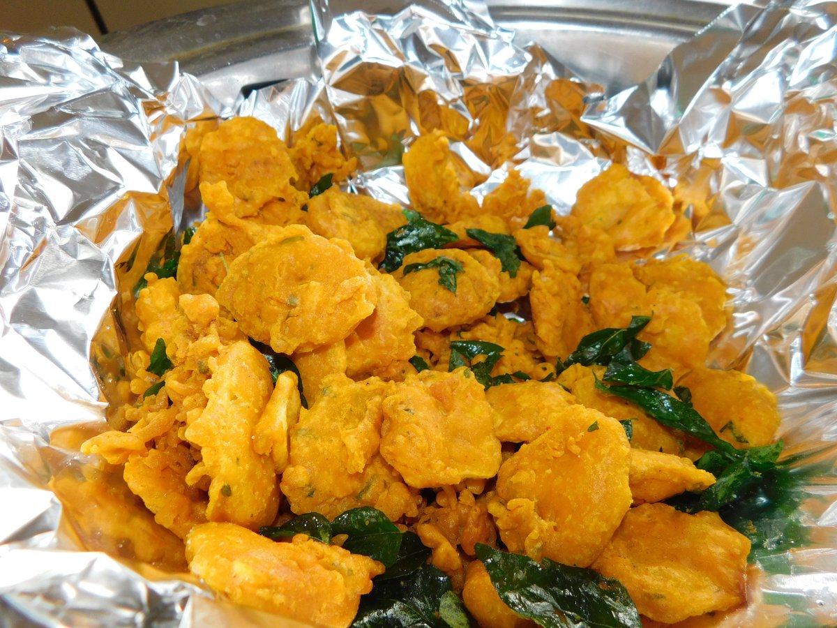 IndianDhabaUga's tweet photo. YOUR DAY DESERVES CRISPY CHILLI PAKORAS.
GOLDEN, CRISPY, AND PERFECTLY SPICED.
Make your snack time delicious with piping hot, freshly fried pakoras at The Great Indian Dhaba.
Wampewo Avenue, Kololo, Kampala
0751 903 647 | 0765 946 392
#ChilliPakora #PakoraLovers #KampalaFood https://t.co/lHd3G0gPo6