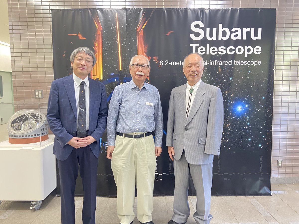 SubaruTelescope's tweet photo. すばる望遠鏡 建設の経緯を記した『宇宙の果てまで』の英訳『Makaliʻi in  Hawaiʻi』📚

著者の小平桂一氏、翻訳を手掛けられた成相恭二氏が天文台にいらっしゃいました🌟
#すばる望遠鏡 の軌跡と物語が、英訳を通して世界の皆さまに届くことを嬉しく思います。 https://t.co/Dkmq4h8uNm