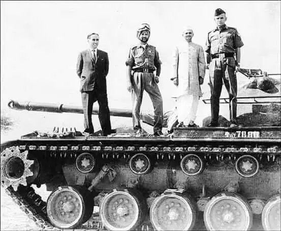 ProfKapilKumar's tweet photo. What a contrast! 
2 personal born today !
One compromised and agreed Dominion Status, forgot swadeshi and made Mountbatten G.Gen of Dominion and agreed to create Pakistan - Gandhi!
The other fought & defeated Pakistan and  stunned,the world  by ordering Our Army to cross  International border - Lal Bahadur  Shastri !
One recruited Indian soldiers to defend B
itish empire in 1st W War , other went to border to boost morale of our jawans !
जय  जवान,  जय  किसान  ! I Say PRANAM to Shastri ji !
@PMOIndia