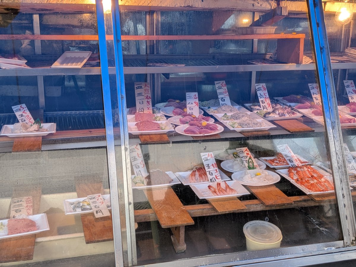 UoyoneShoten's tweet photo. 10/2（金）
お刺身は中トロ、赤身、マグロブツ、アジ、アワビ、ホッキ貝、甘エビ、シラウオ、スルメイカ、フグタタキ、ボイルエビ、クジラ、大盛りネギトロなど〜
天ぷらも色々ありますよ! https://t.co/f6cLVA1jrA