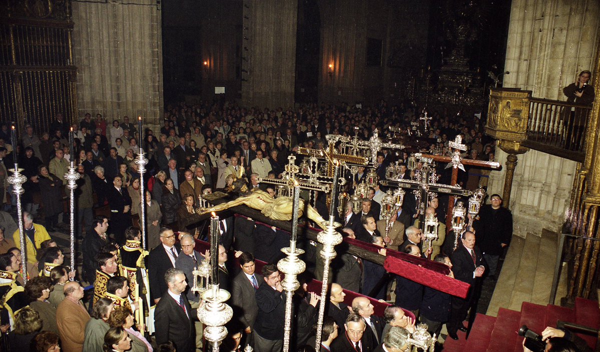 ignotus59's tweet photo. Viernes del Calvario
 
Cuando se cumple el 25 aniversario del Vía Crucis que el Cristo del Calvario presidió en la Catedral en la cuaresma de 2001, traemos estas imágenes como memoria de la efeméride https://t.co/VXA8C7iM3w